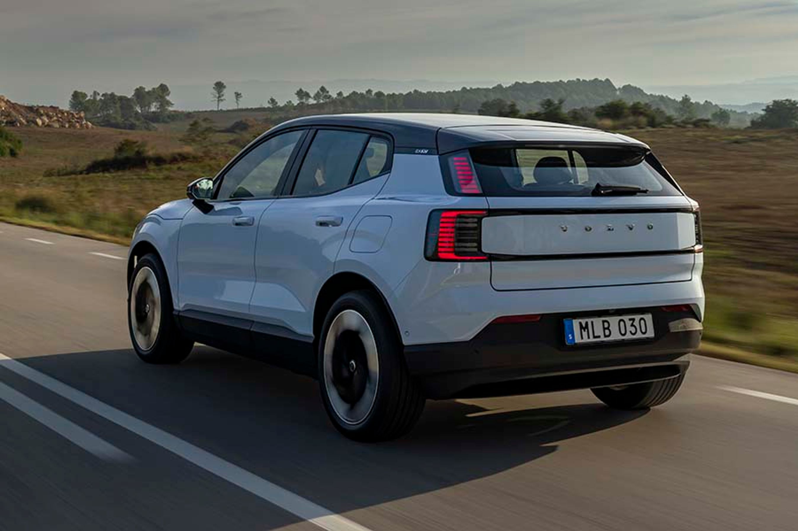 Baglygterne er placeret i to etager i hver side. Volvo kan endnu ikke bekræfte, at de er tændt i dagtimerne. Der er en let tilgængelig trykknap til bagklappen, og der er desuden vinduesvisker bagtil.