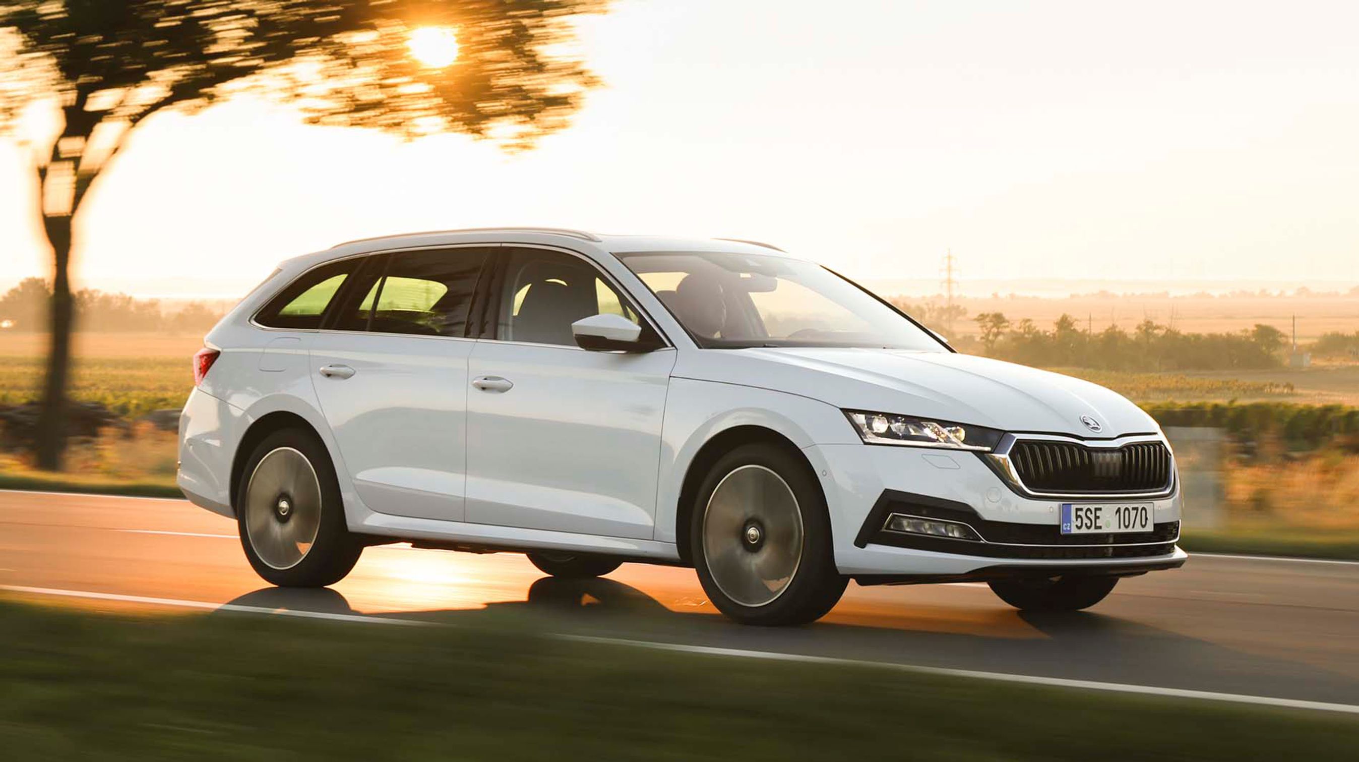 Skoda Octavia fås også som en rummelig stationcar, der nu kommer i en udgave med plugin-hybrid-teknik.