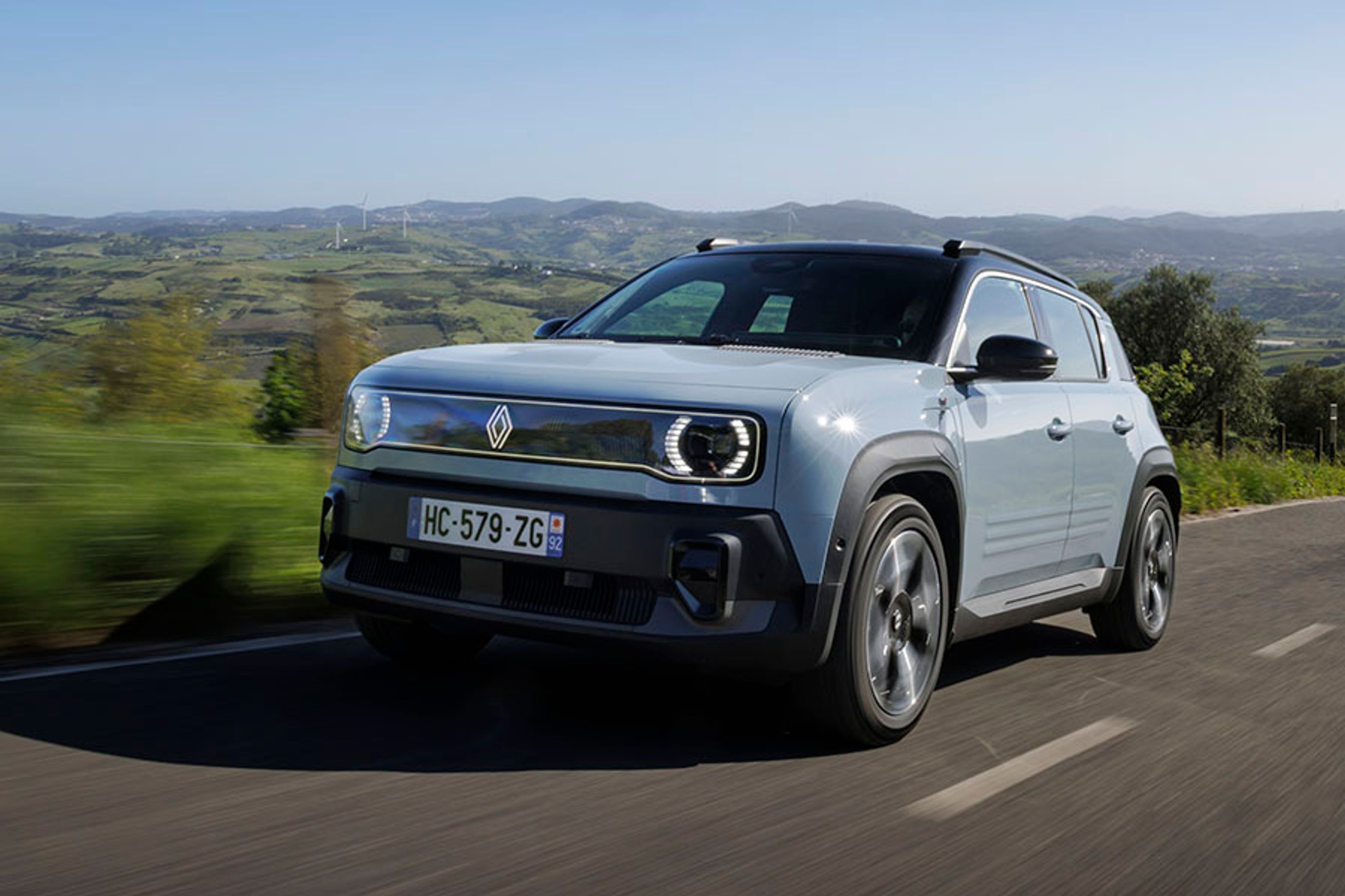 Renault 4 har fået et ydre med tydelige henvisninger til den gamle version, der blev produceret i over 30 år. Runde forlygter i en ramme i hele bilens bredde er blot et af eksemplerne.