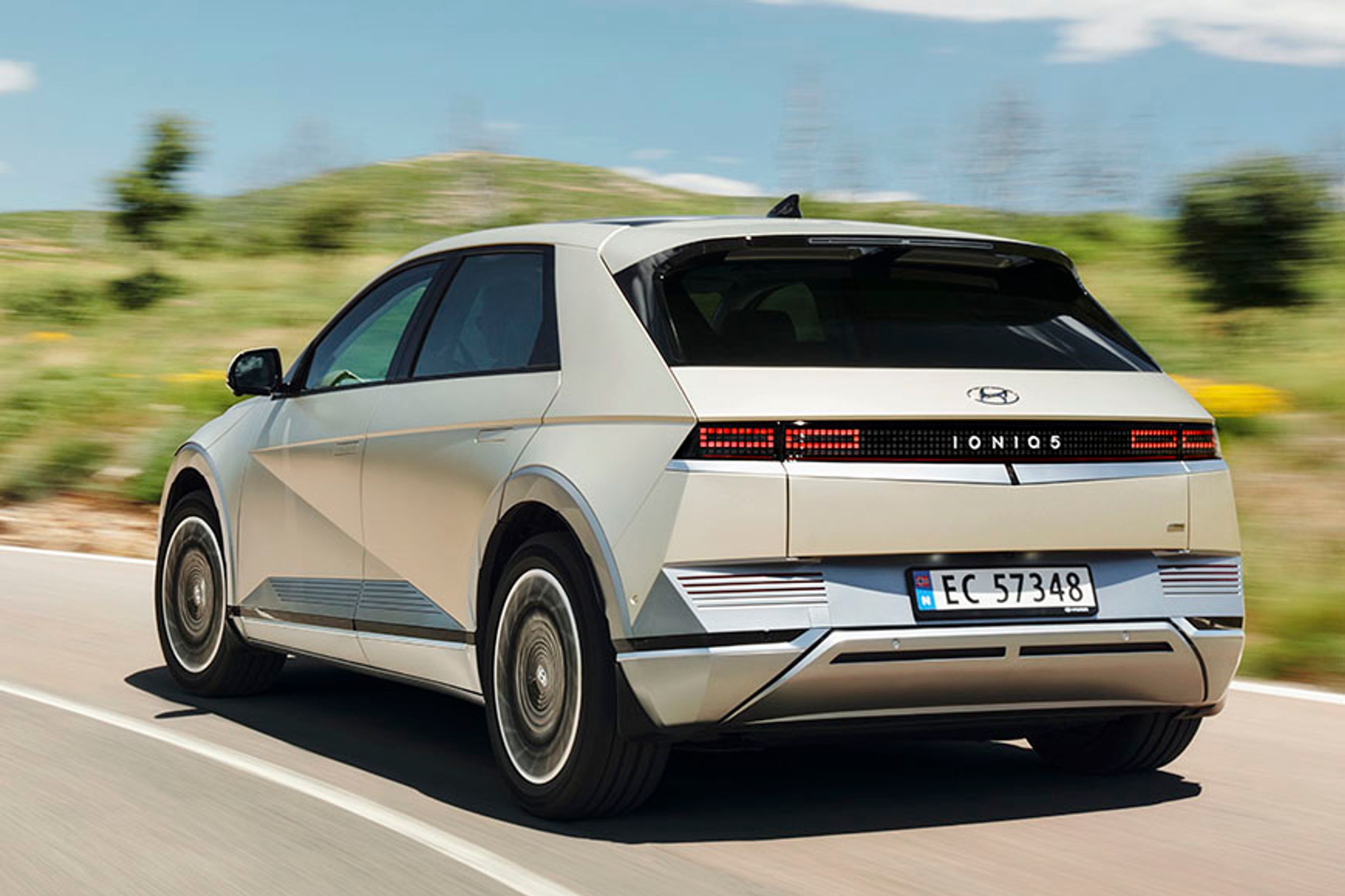 Logoet, som er ekstra stort, virker temmelig bedaget i forhold til den moderne og stramt designede bil.