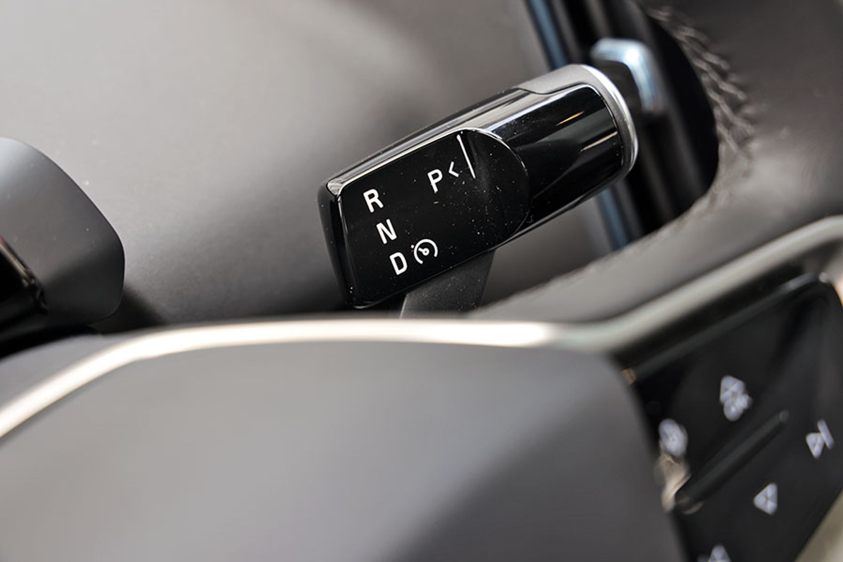 Gearvælgeren er placeret bag rattets højre side og virker desuden som til- og frakobling af Pilot Assist, der er en assistent, der fastholder bilen i vognbanen. Bilen går selv i P, når døren åbnes.