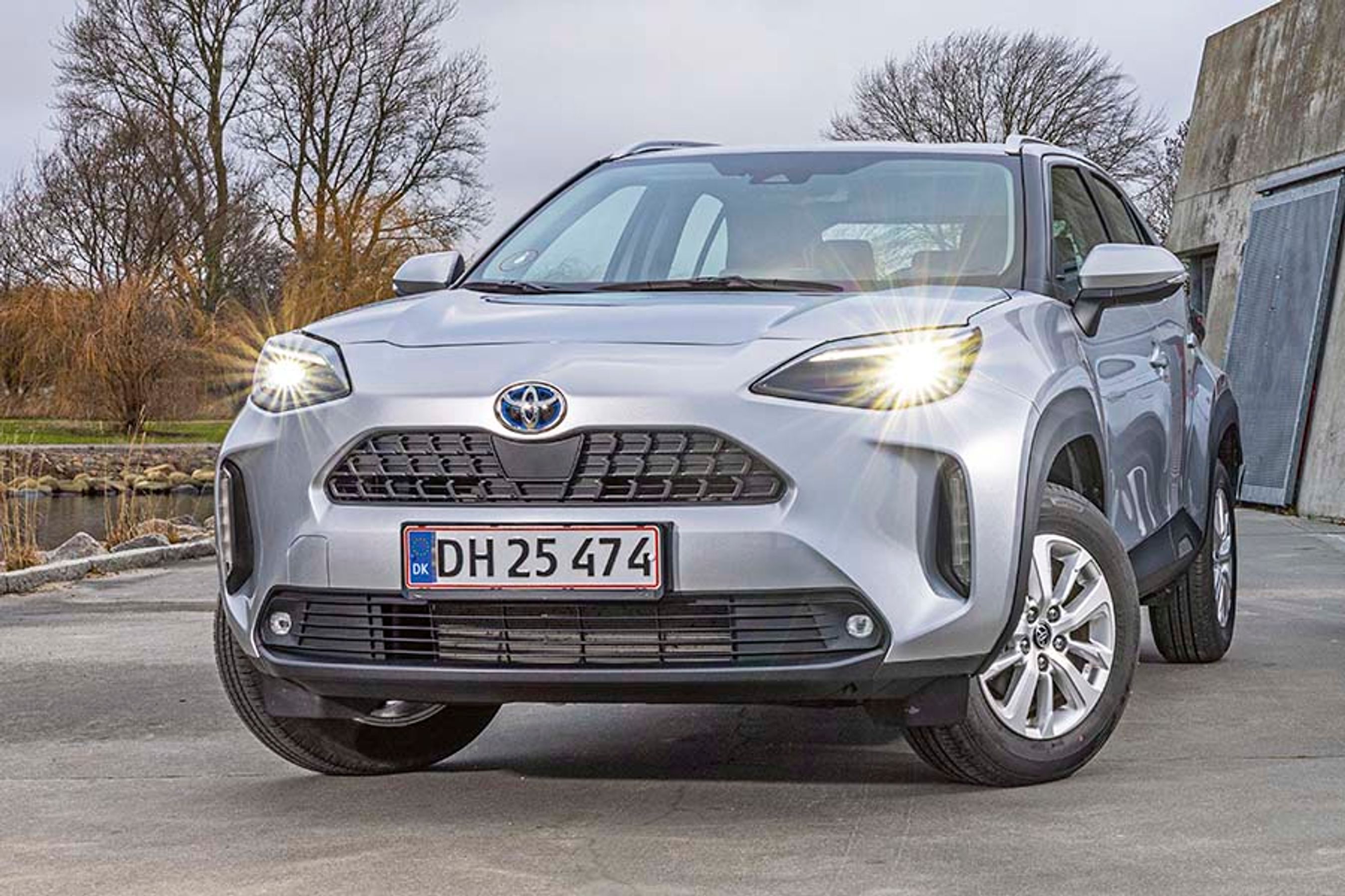 Der er LED-forlygter som standard på Yaris Cross, men vil du have adaptive forlygter, skal du købe den udvidede teknikpakke til 34.000 kr.