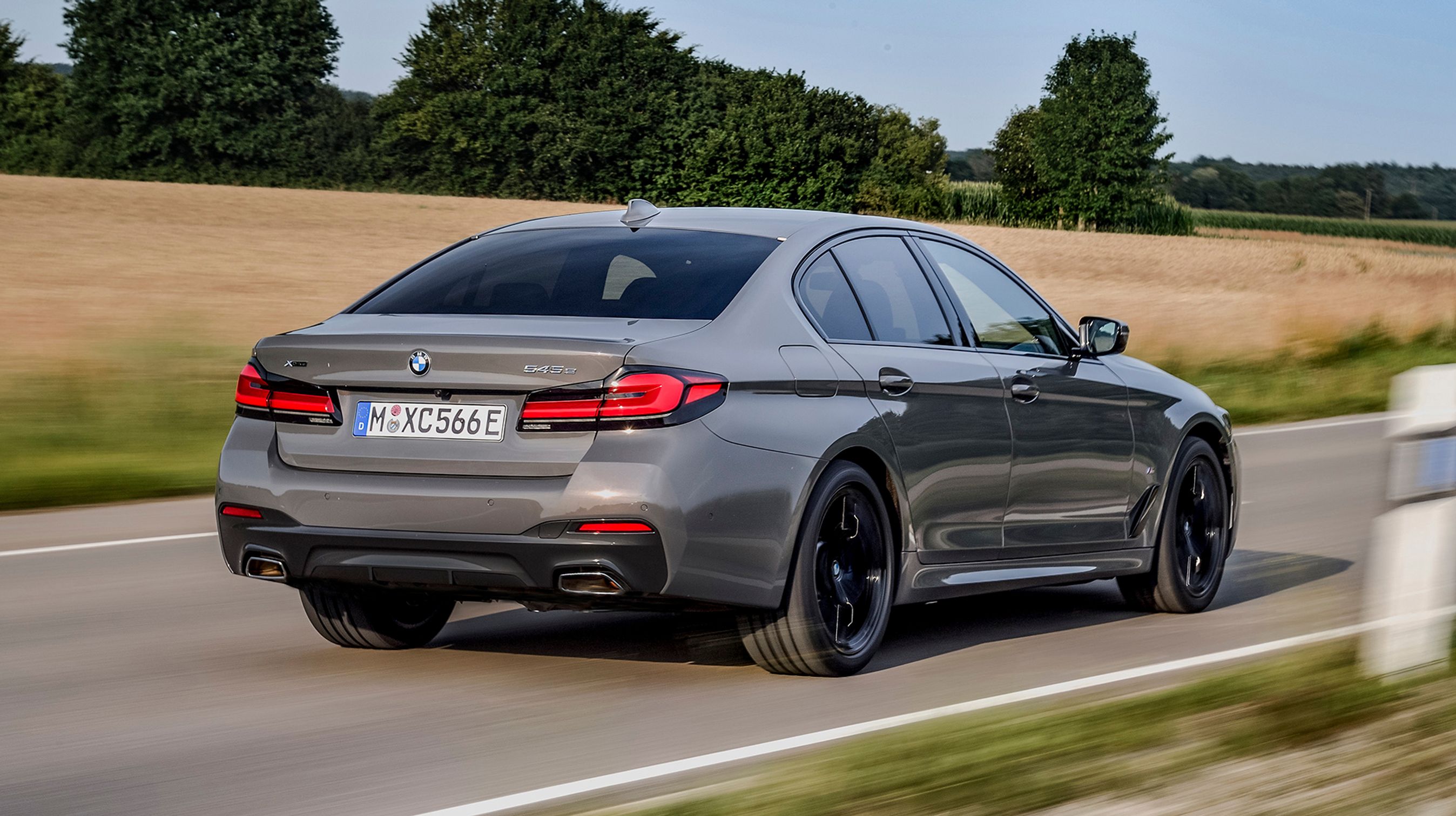 I hybridudgaven er benzin- og elmotoren bygget sammen fortil, men de trækker begge på alle fire hjul på traditionel vis.