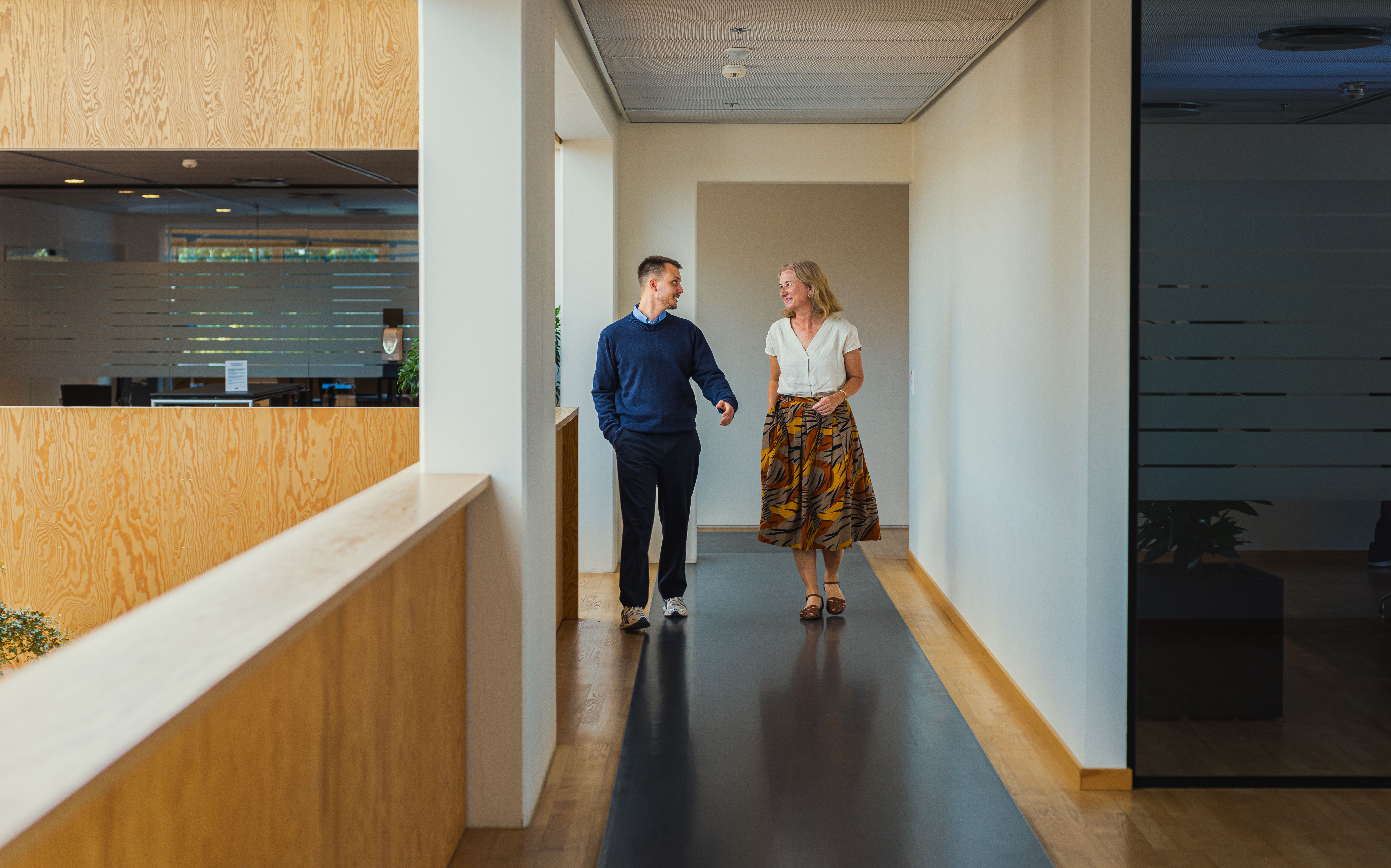 To FDM medarbejdere går ned af en gang