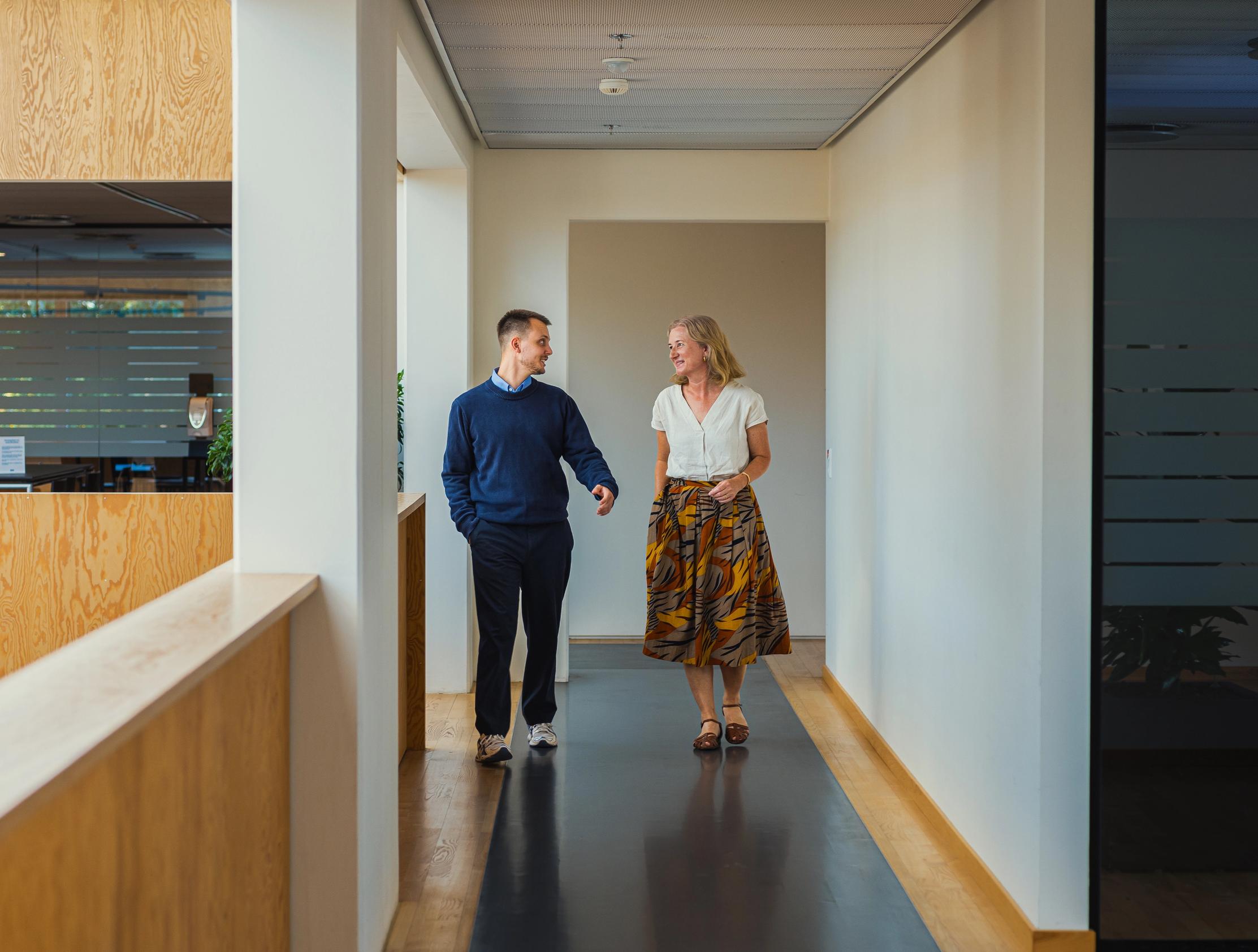 To FDM medarbejdere går ned af en gang