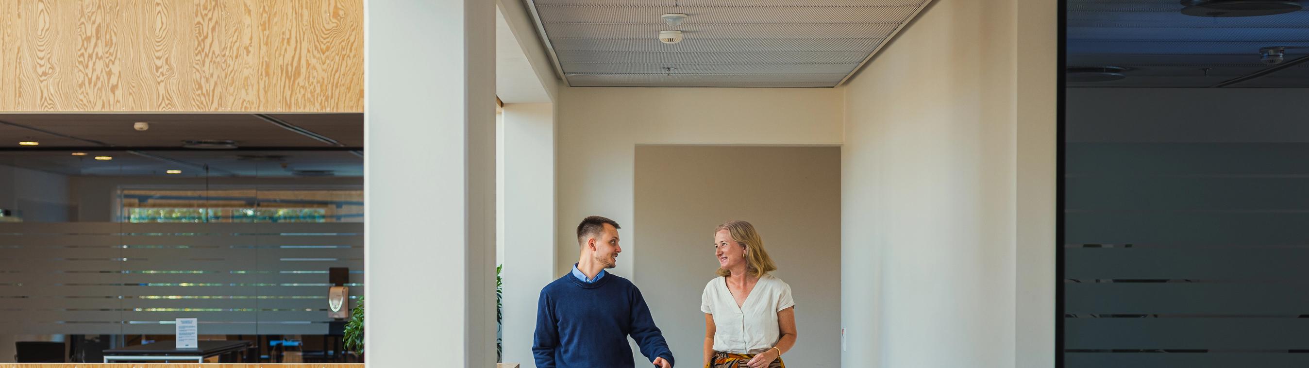 To FDM medarbejdere går ned af en gang