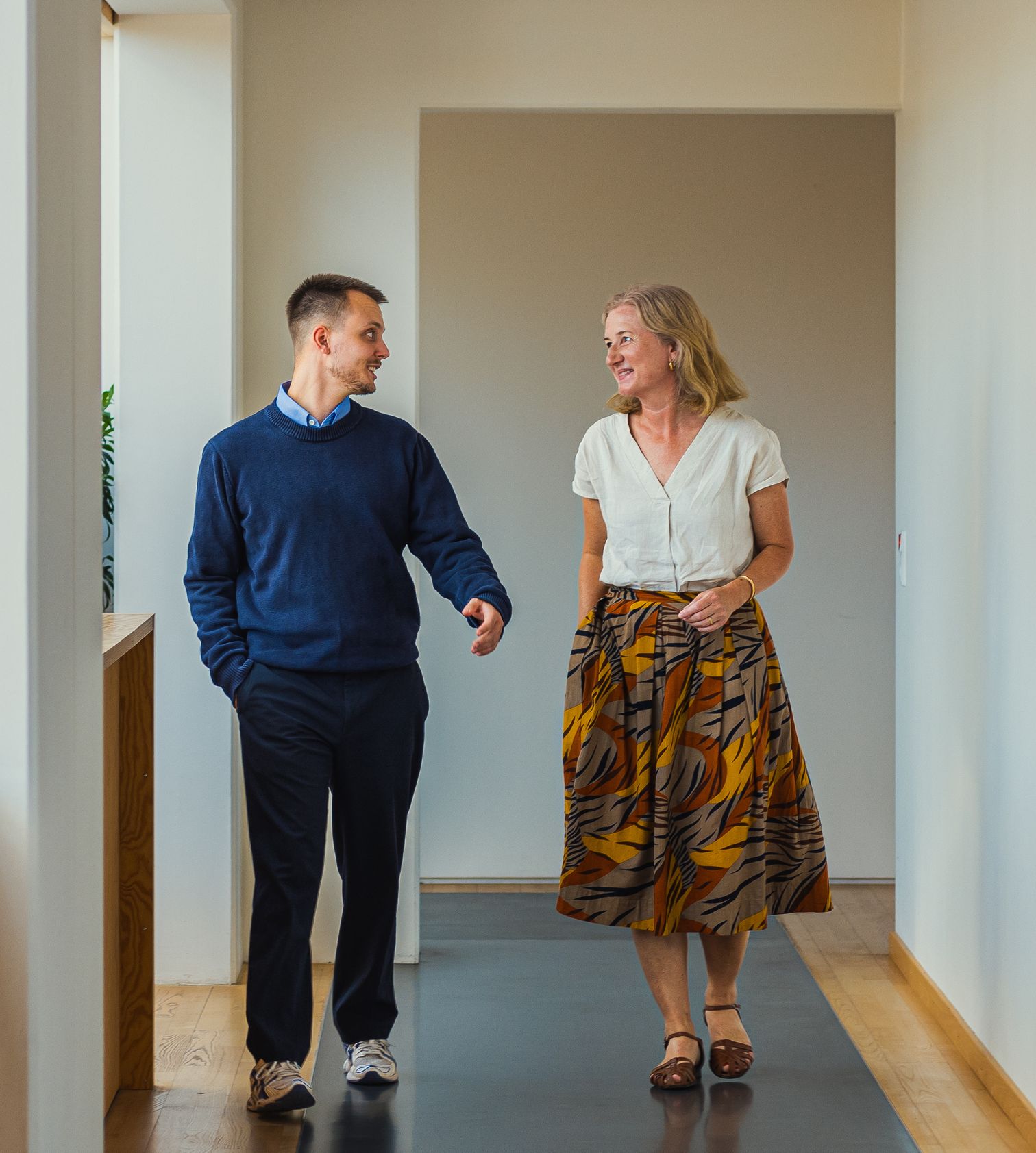 To FDM medarbejdere går ned af en gang