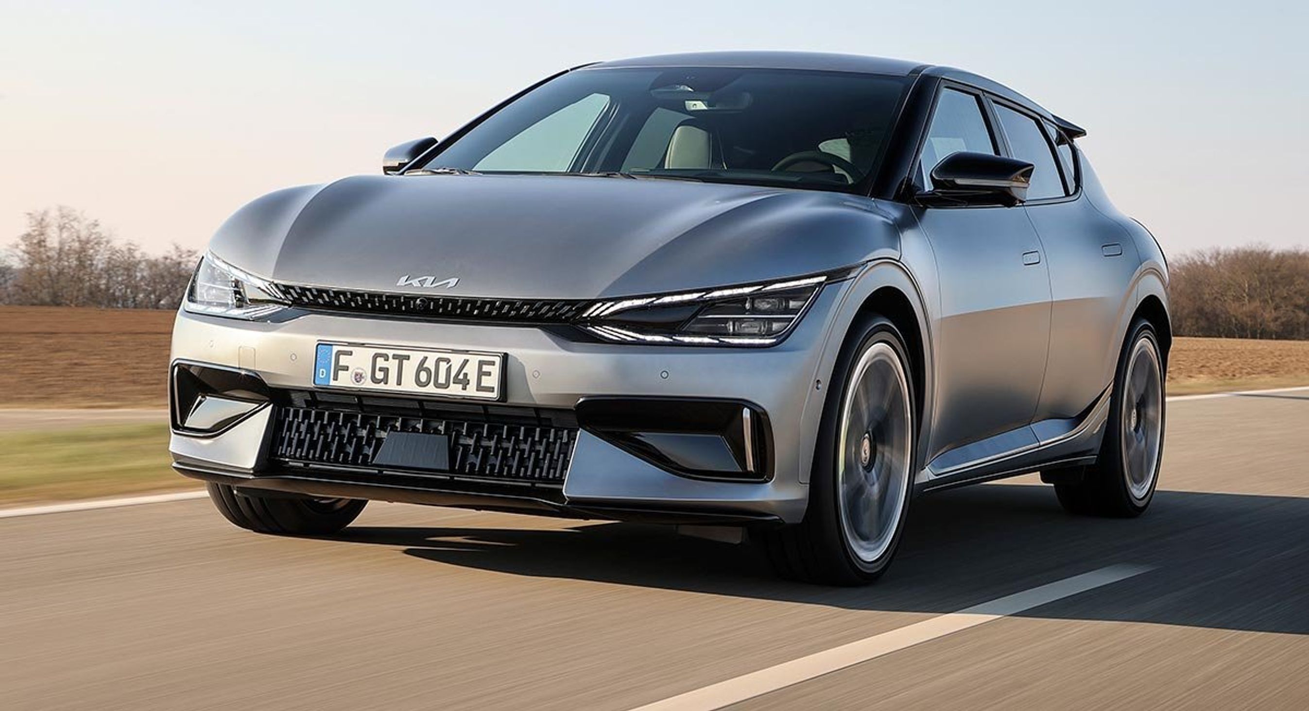 GT-udgaven af Kia EV6 er mærkets hidtil hurtigste bil. Den når 260 km/t. på toppen og kan accelerere fra 0 til 100 km/t. på bare 3,5 sekunder.