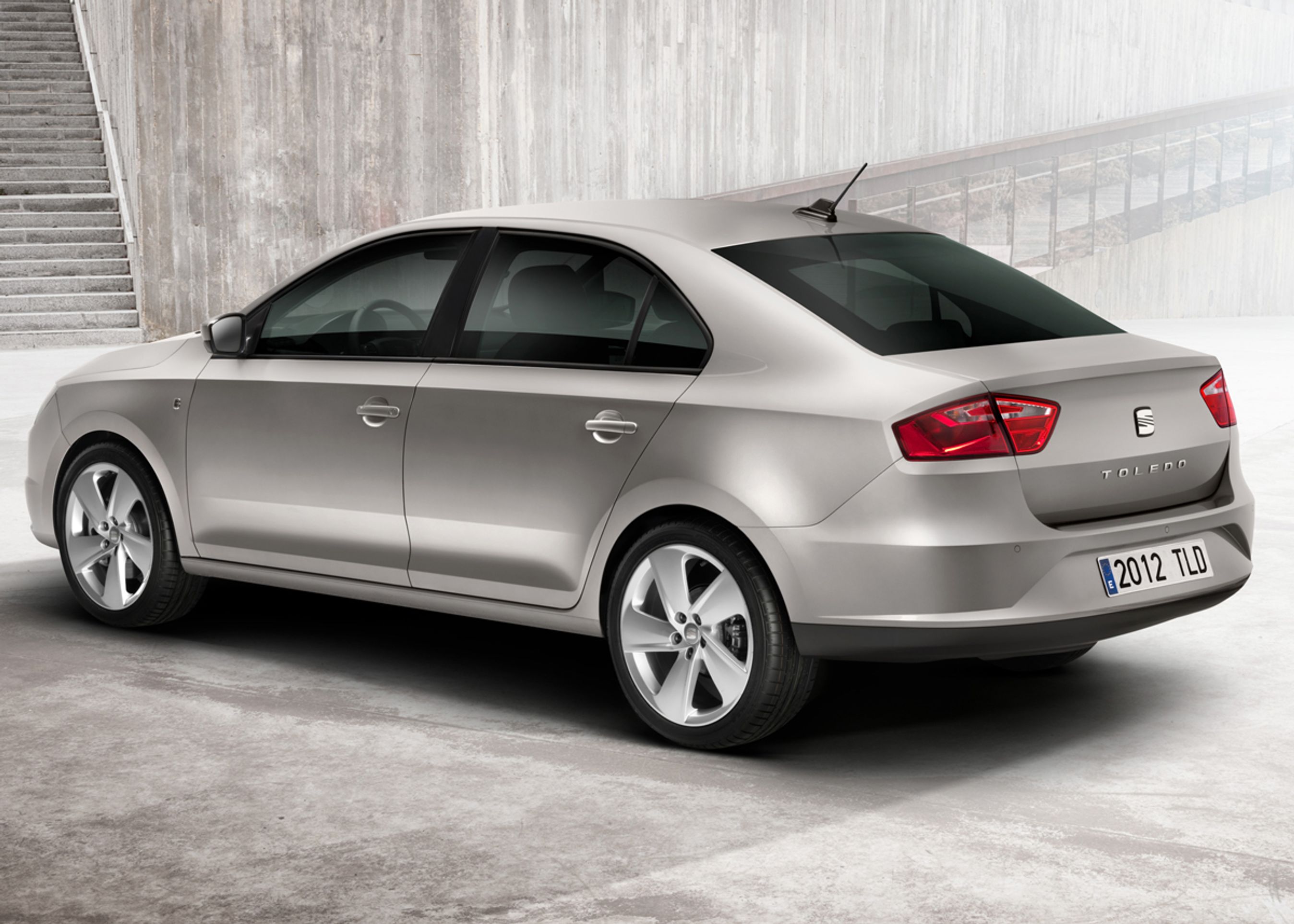 Seat Toledo ligner en sedan, men er en femdørs med stor bagklap.