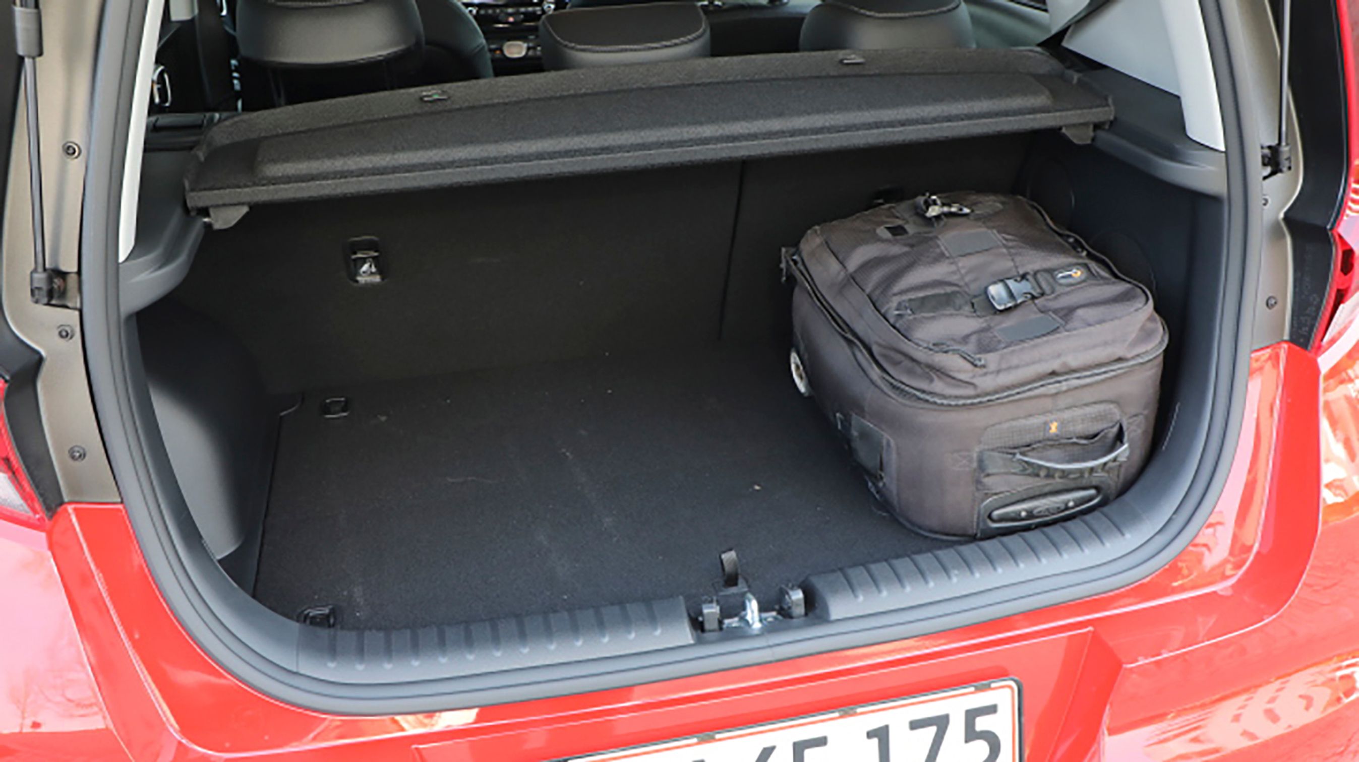 Bagagerummet har et ekstra rum under gulvet, hvor der er plads til kabler m.m. Gulvet kan endda placeres i to niveauer. I laveste position er det ikke noget problem at få plads til en barnevogn.