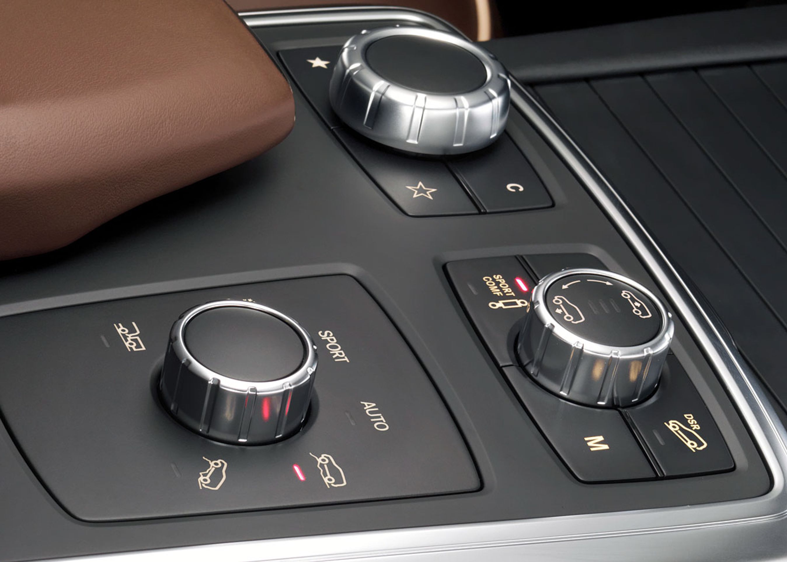 Mellem sæderne er en drejeknap, hvor man kan fortælle bilen, om man kører offroad eller under andre forhold. Ideen er hentet fra Range Rover, men er flot udført.