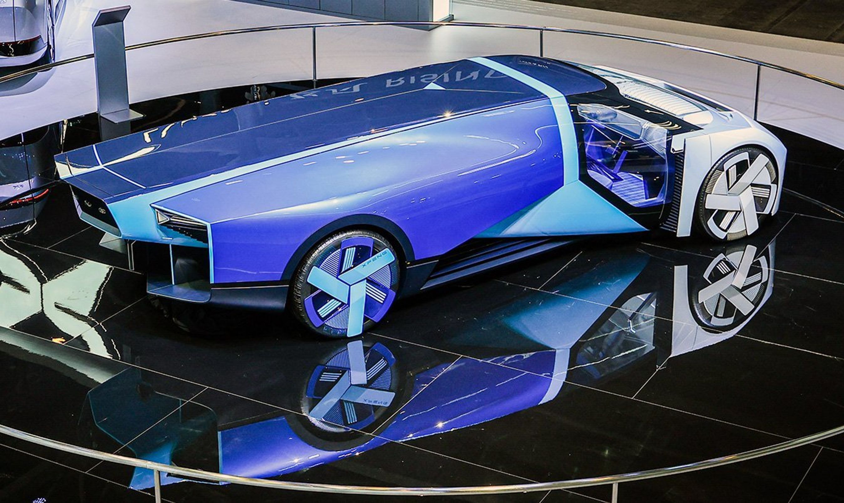 Blå bil set oppefra.