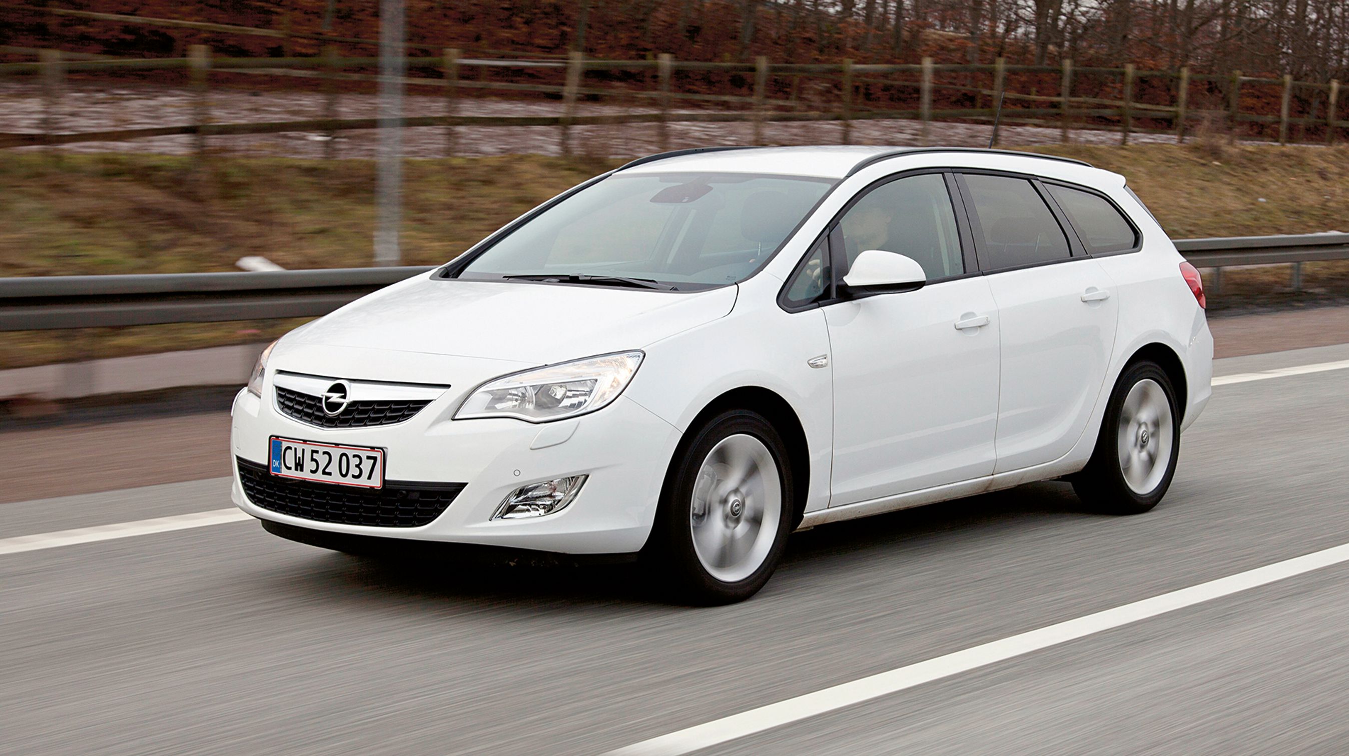 Stationcarvarianten er den bedste Astra, hvis man har brug for bagsæderne. For her er der en del bedre plads, især i højden. Ligesom storebroren Insignia er der gjort meget ud af designet, der er friskt og indbydende.