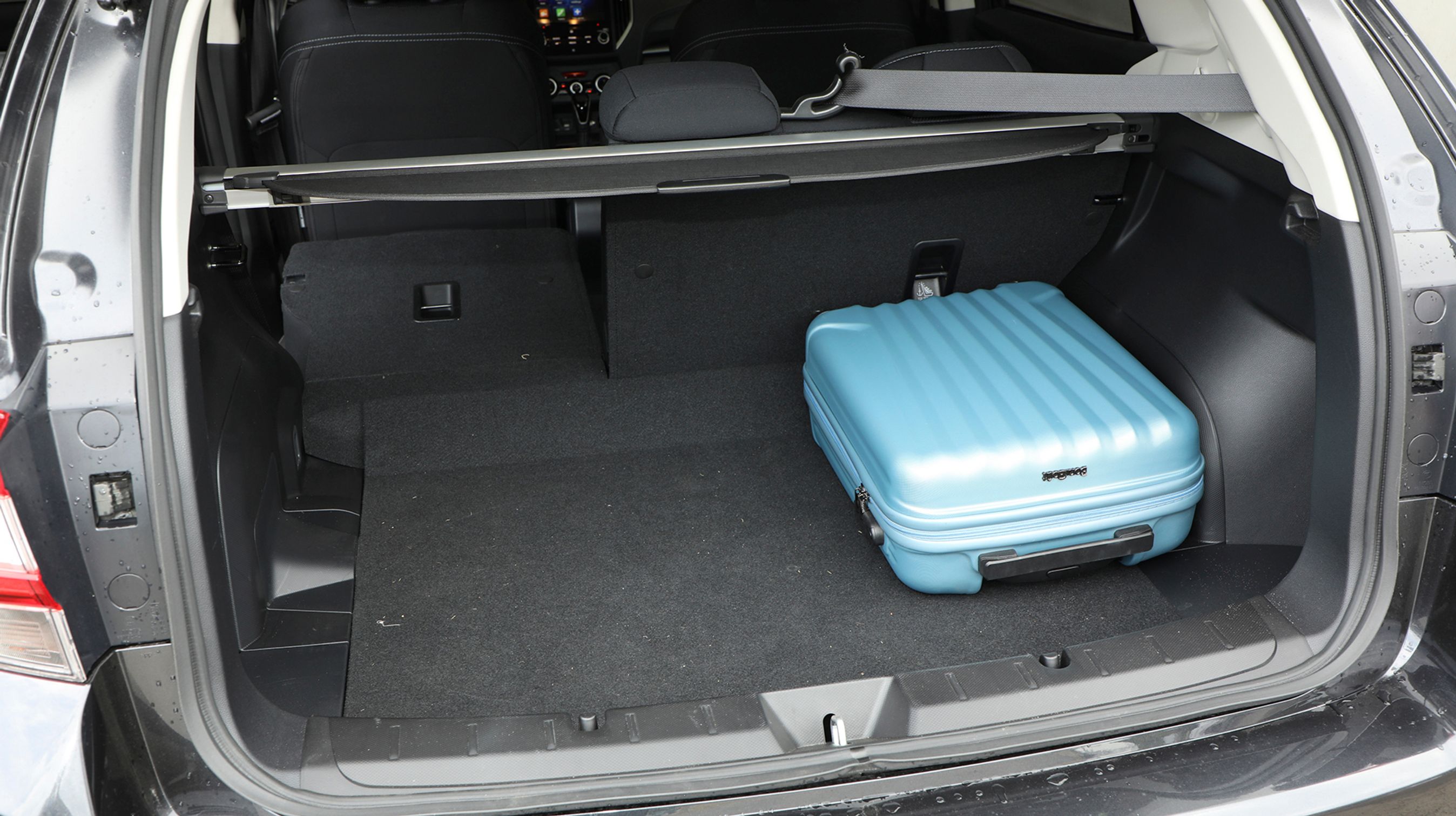 Bagagerummet er på 385 liter, hvilket er standard for en mellemklassebil. Men læssehøjden er høj, og bagagedækkenet er slasket at betjene.