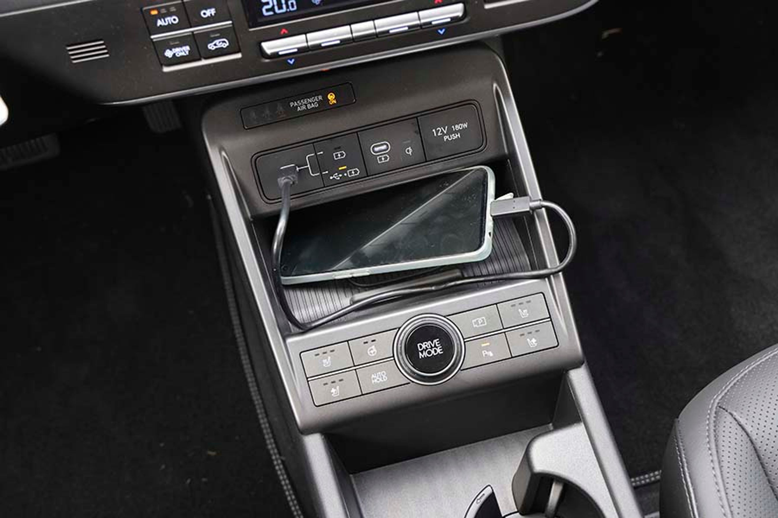 Mobilen skal i stik, for at Android Auto og Apple CarPlay virker. I den funktion lades mobilen med 20 watt, men du kan skifte til en ren opladningstilstand, hvor den kan lade med op til 60 watt. Det passer til en computer eller tablet. 