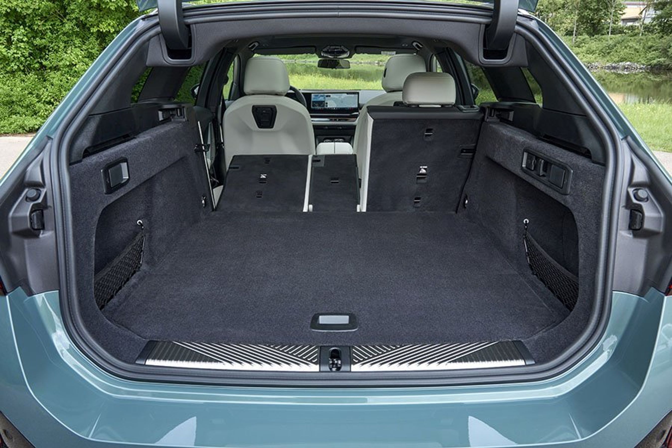 Bagagerum med bagsæder lagt ned i BMW i5 Touring