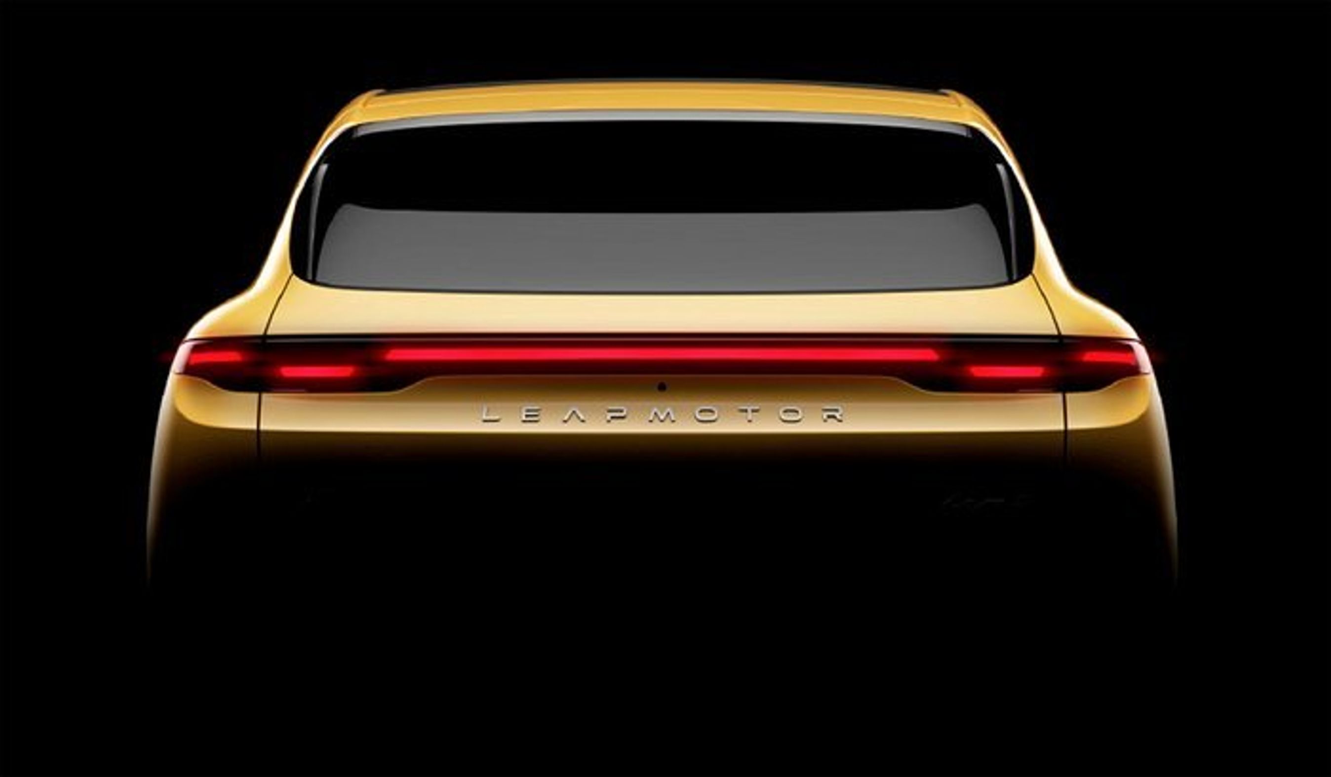 Guldfarvet bil bagfra.