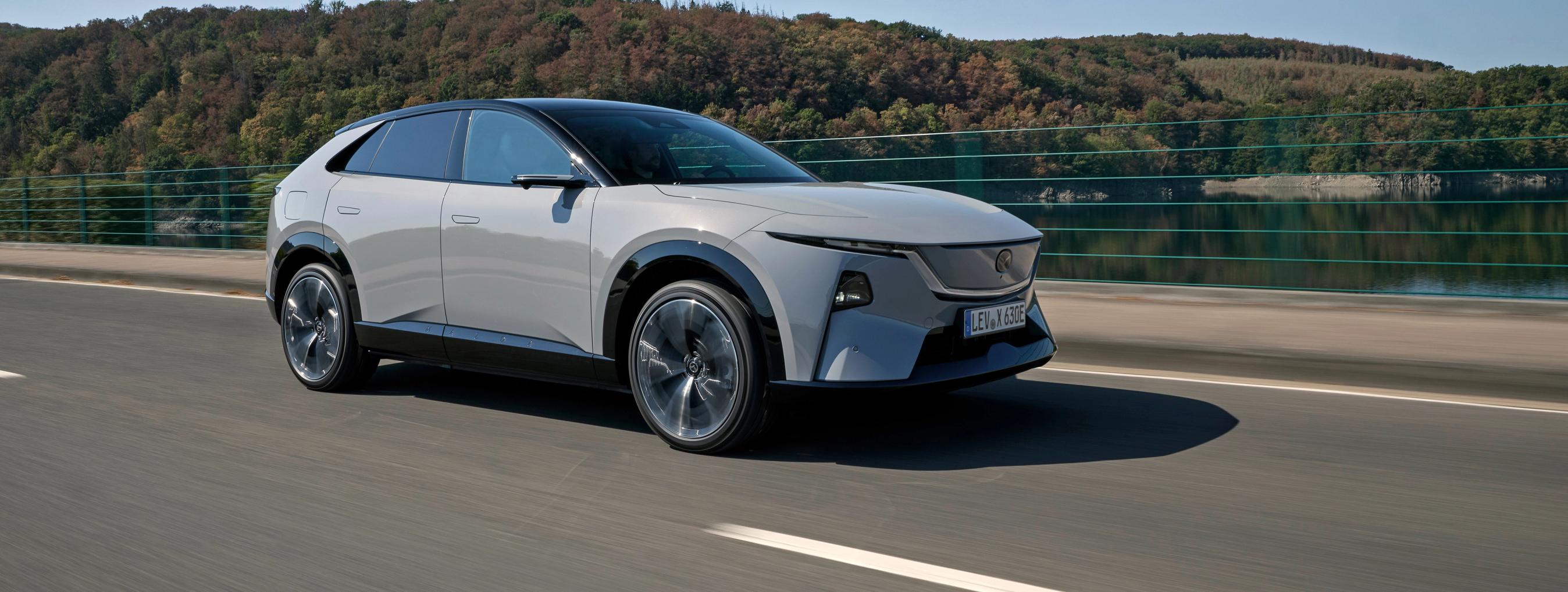 Mazda CX-6e kørende på landevej.