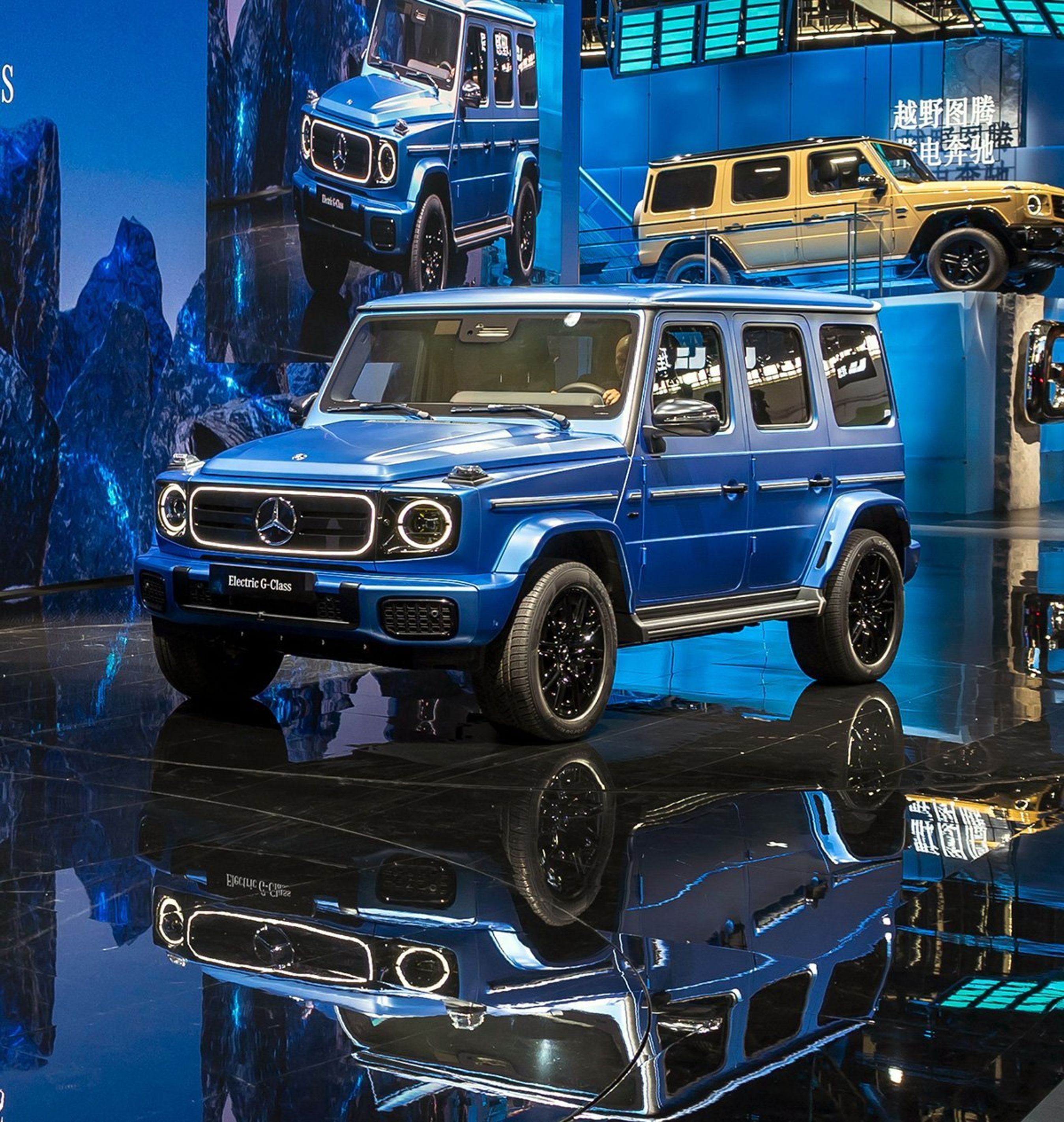 Blå Mercedes G-klasse på scene.
