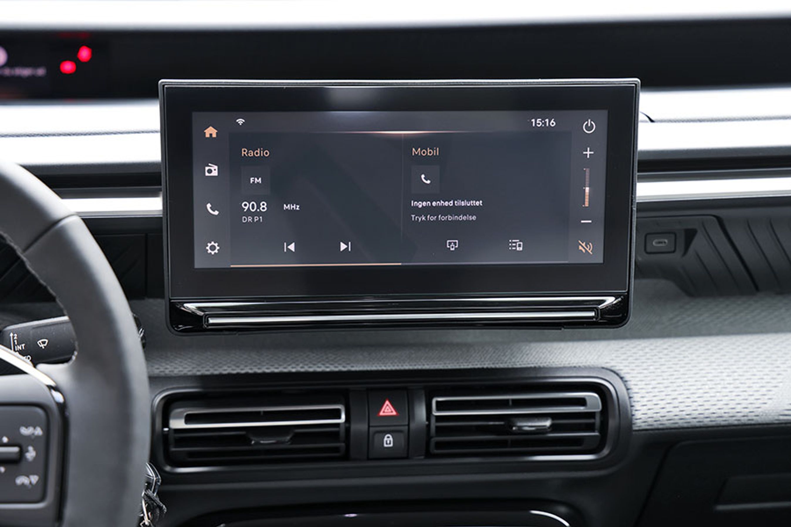 Skærmen i midten er på 10 tommer og har en ret begrænset funktion bl.a. uden navigation. Men bruger man enten trådløs Apple CarPlay eller Android Auto, har man de funktioner til rådighed, som man efterspørger.
