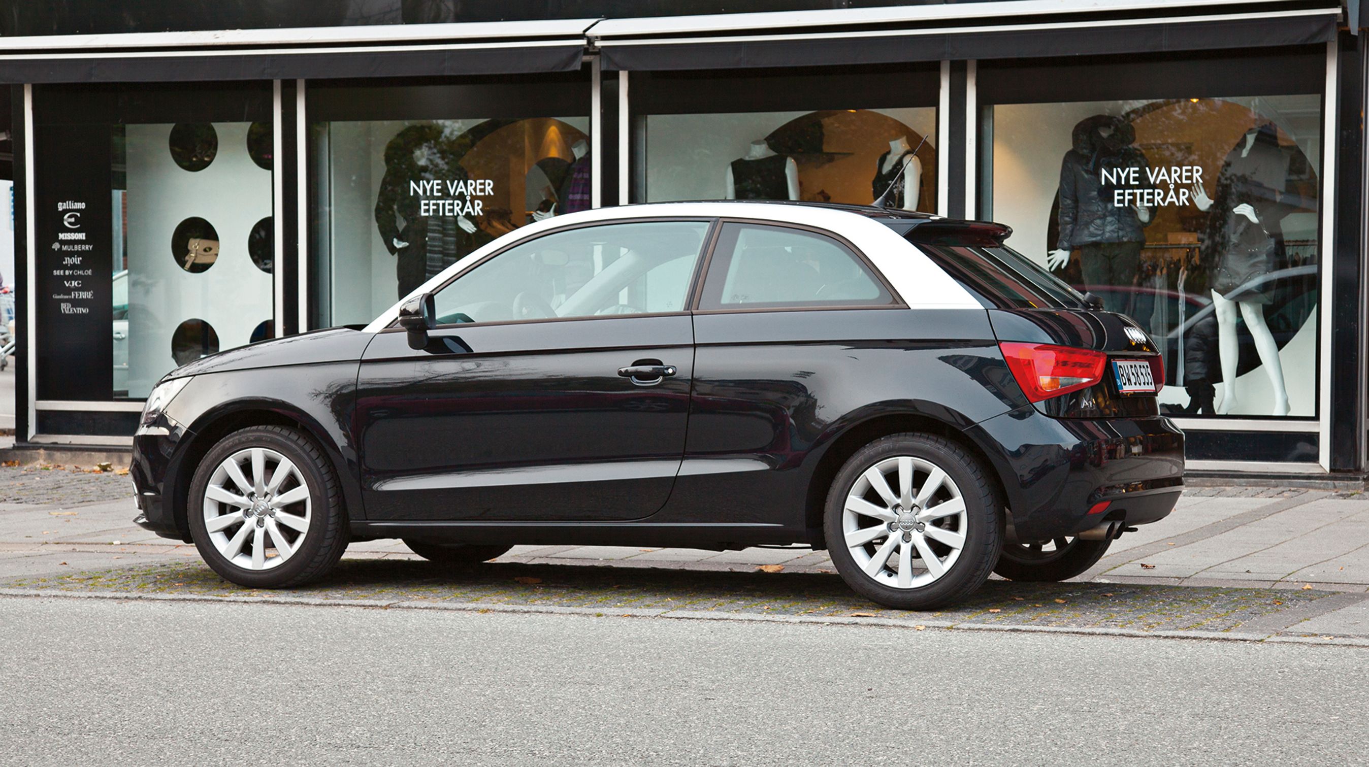 Audi A1 har altid tre døre. Den markante taglinje fås som her i kontrastfarve for 8.500 kr.