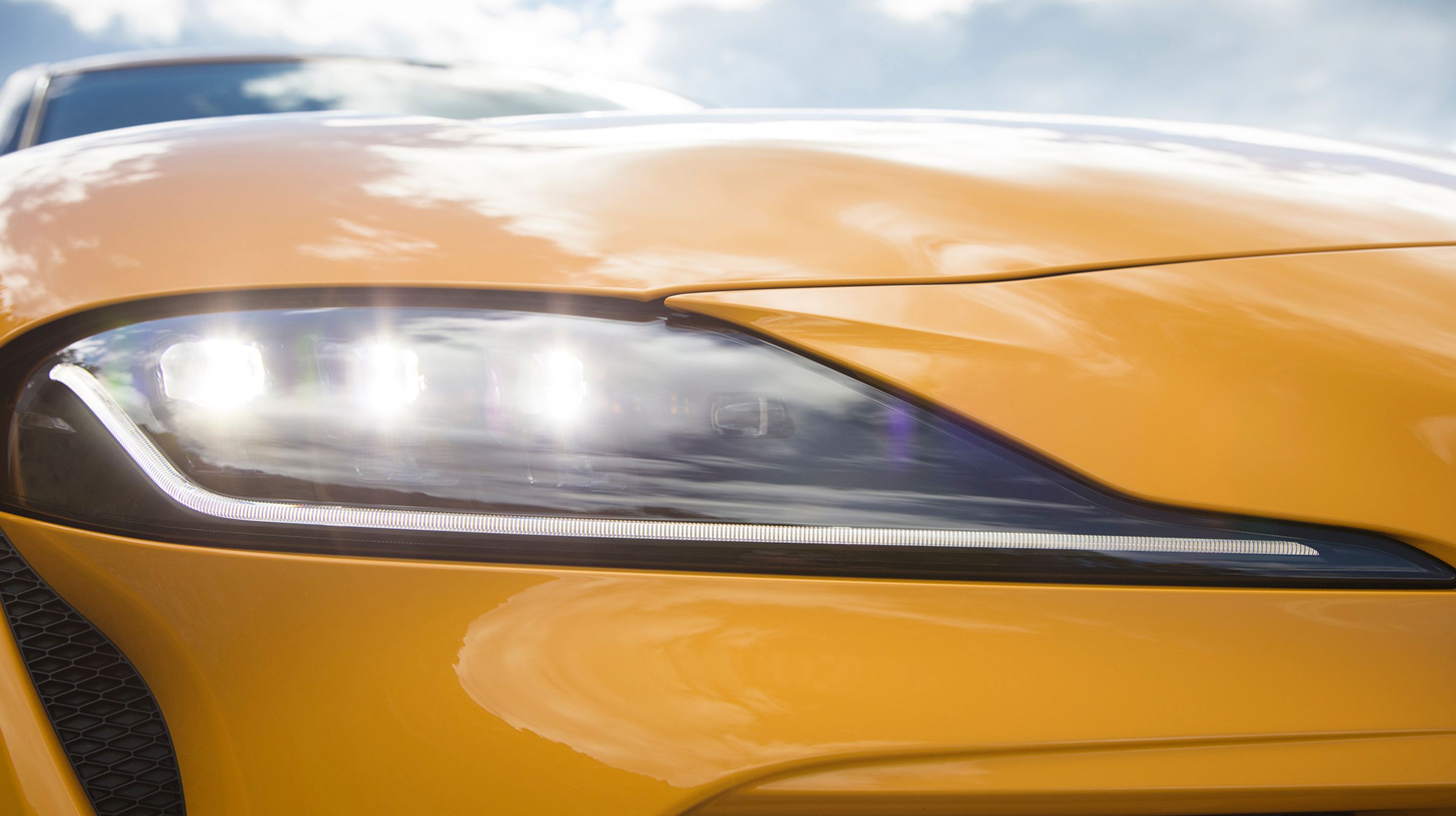 Der er adaptive LED-forlygter samt LED-kørelys fortil.