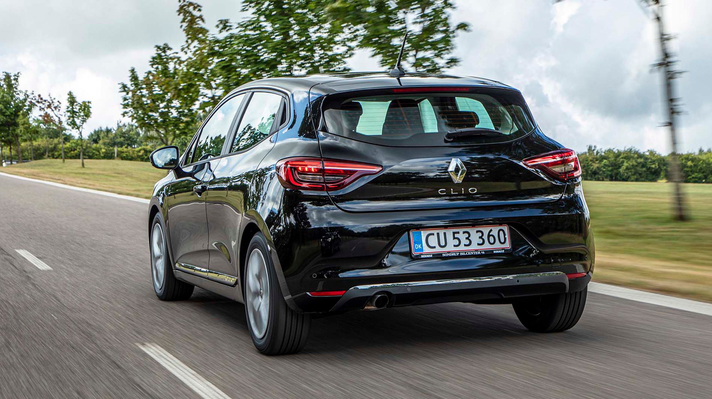 Alle udgaver af Clio har LED-baglys med dobbelt lys i begge sider. En lille bagrudevisker er diskret indbygget i bagruden.