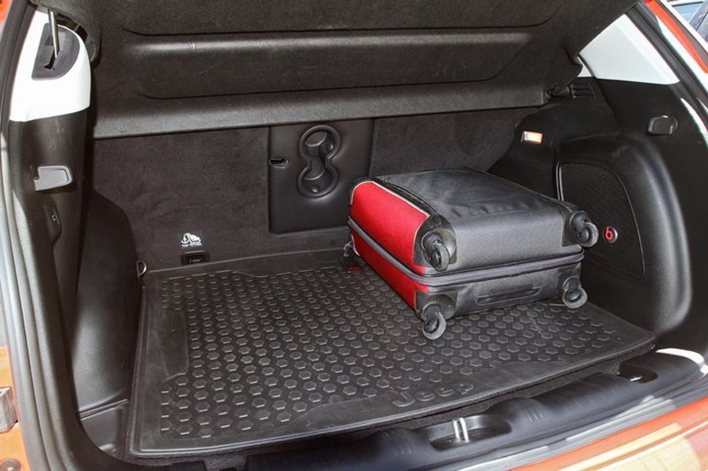 Baggerummet er lille. Blot 388 liter i versioner med lille reservehjul. Med stort reservehjul er det endnu mindre; med lappekit lidt mere.