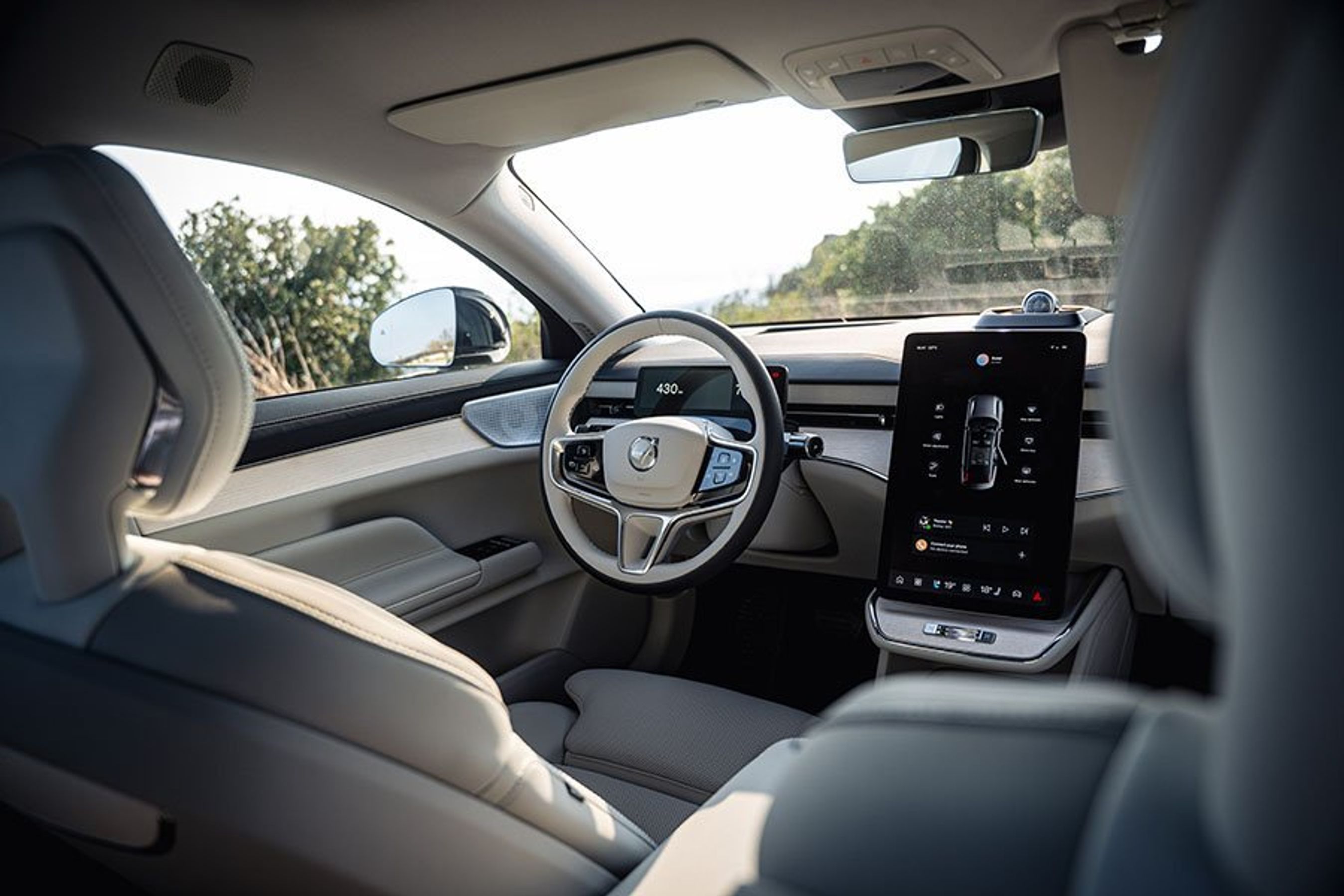 Førerpladsen i en Volvo ES90