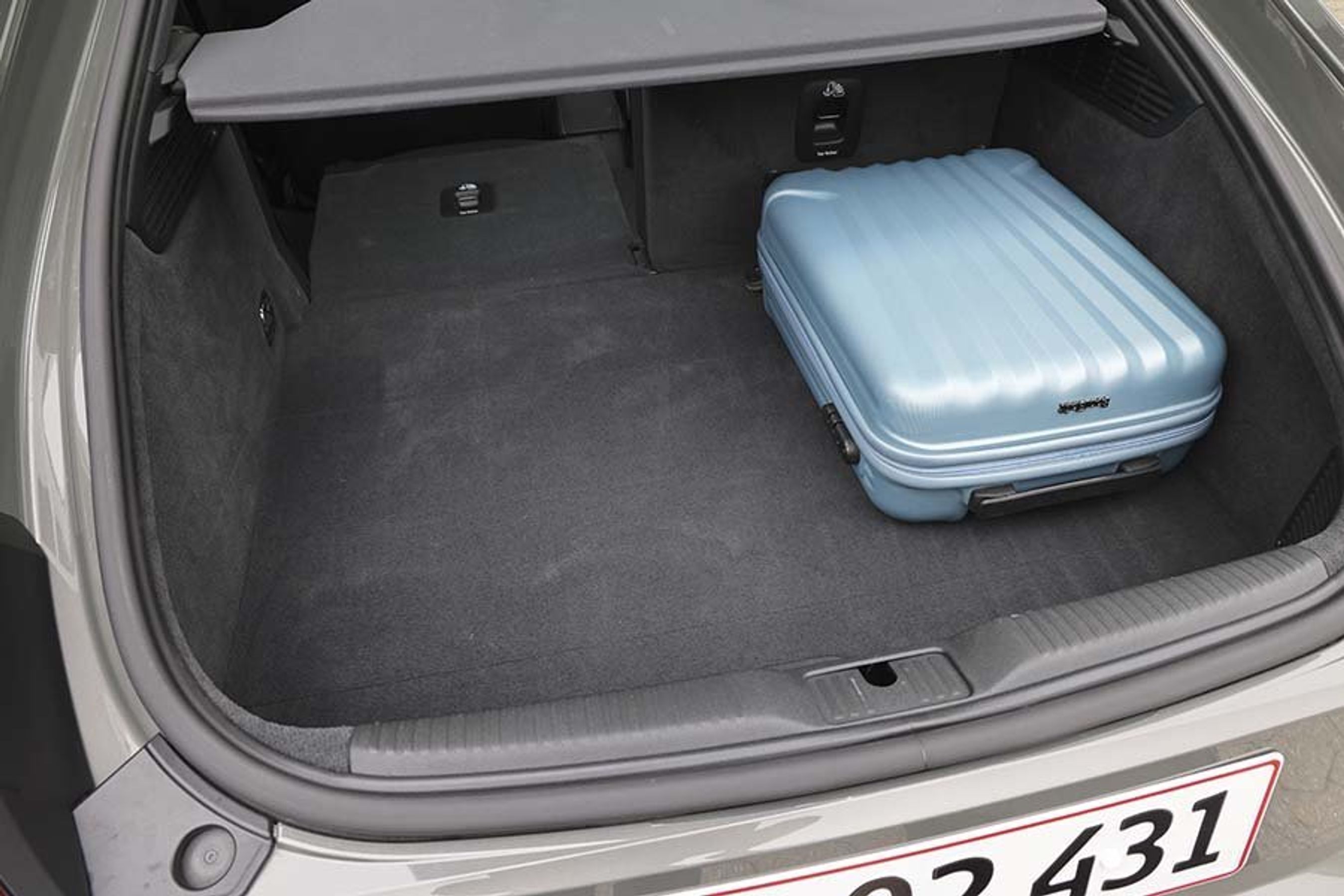 Bagagerum med blå taske i Audi TT