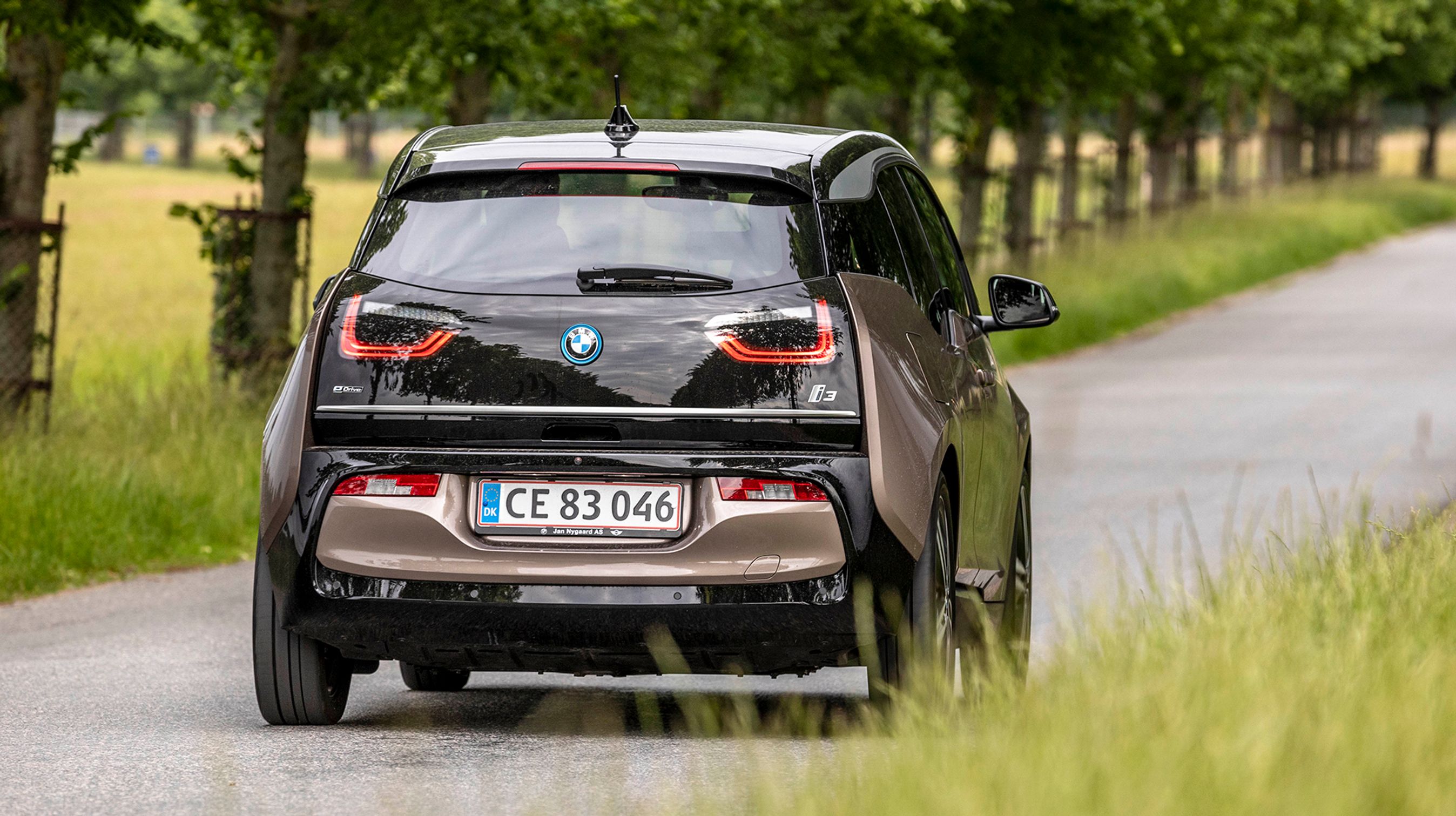 BMW i3 er fra alle sider en iøjnefaldende bil, der med sine særlige former klart skiller sig ud fra de traditionelle benzin- og dieselbiler.