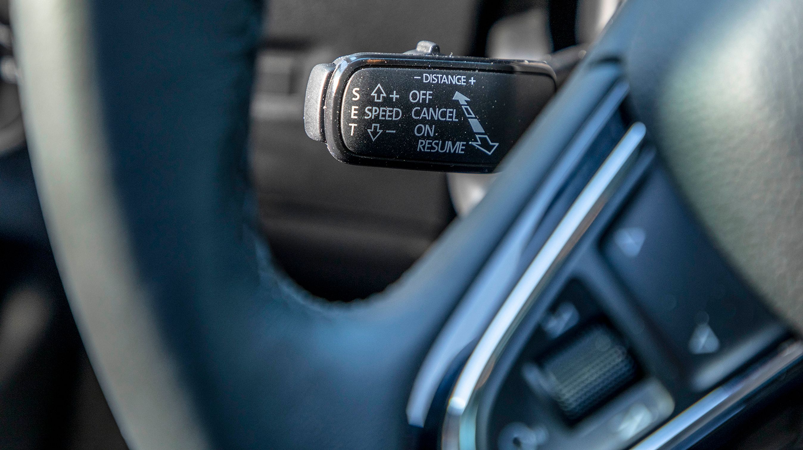 Med automatgear giver den adaptive fartpilot god mening, og den tilpasser afstanden udmærket. Men det er ærgerligt, at den ikke er ratbetjent. Især indstilling af afstanden til forankørende er svær at betjene.