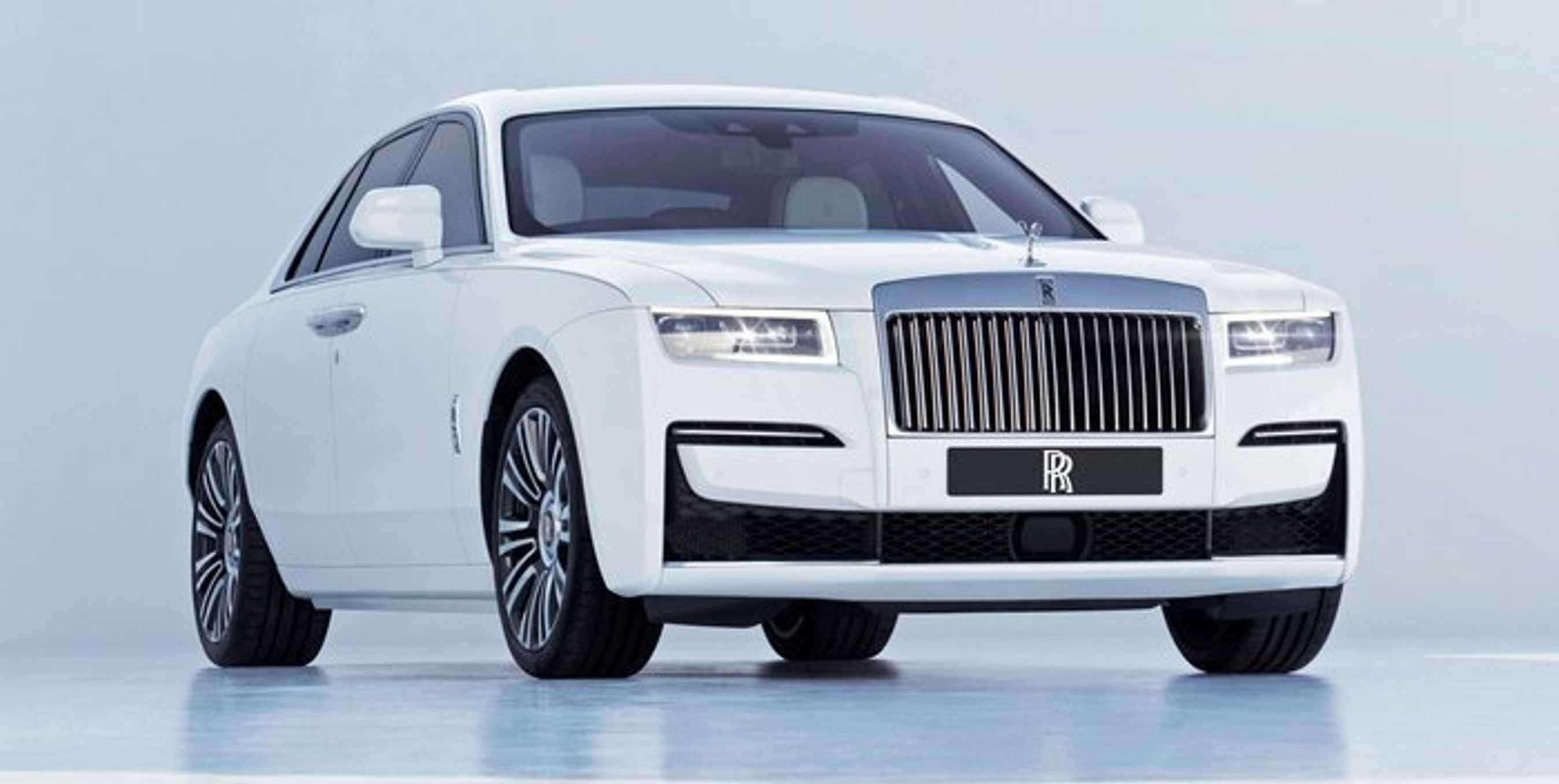 Rolls-Royce har forsøgt at gøre den nye Ghost mindre opulent. Mærkets velbeslåede kunder har fortalt Rolls-Royce, at deres rigdom ikke behøver vises HELT så tydeligt. Der er dog stadig pondus over bilen.øver at v.