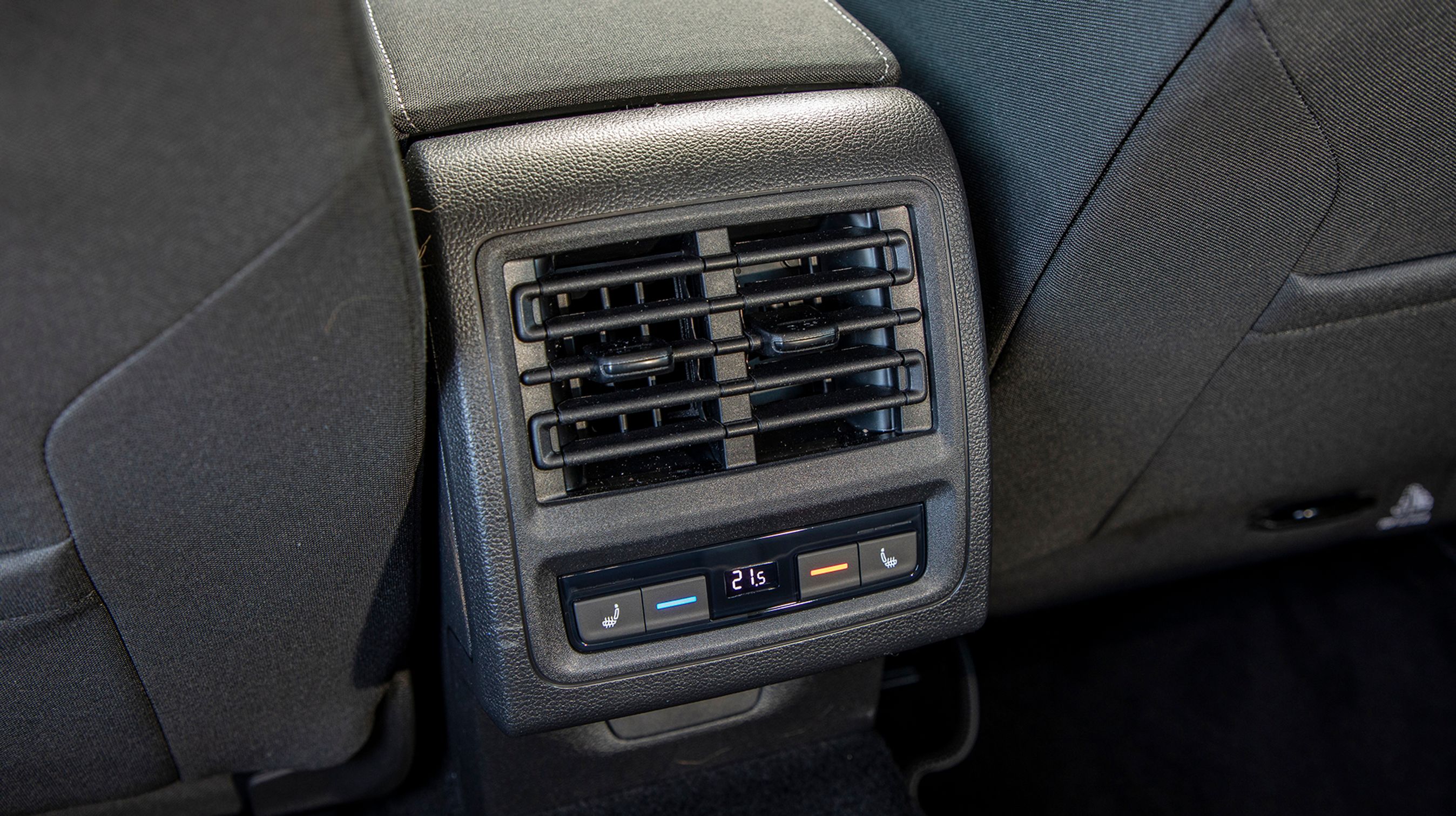 Der er friskluftdyser til bagsædet, og man kan endda indstille temperaturen uafhængigt.