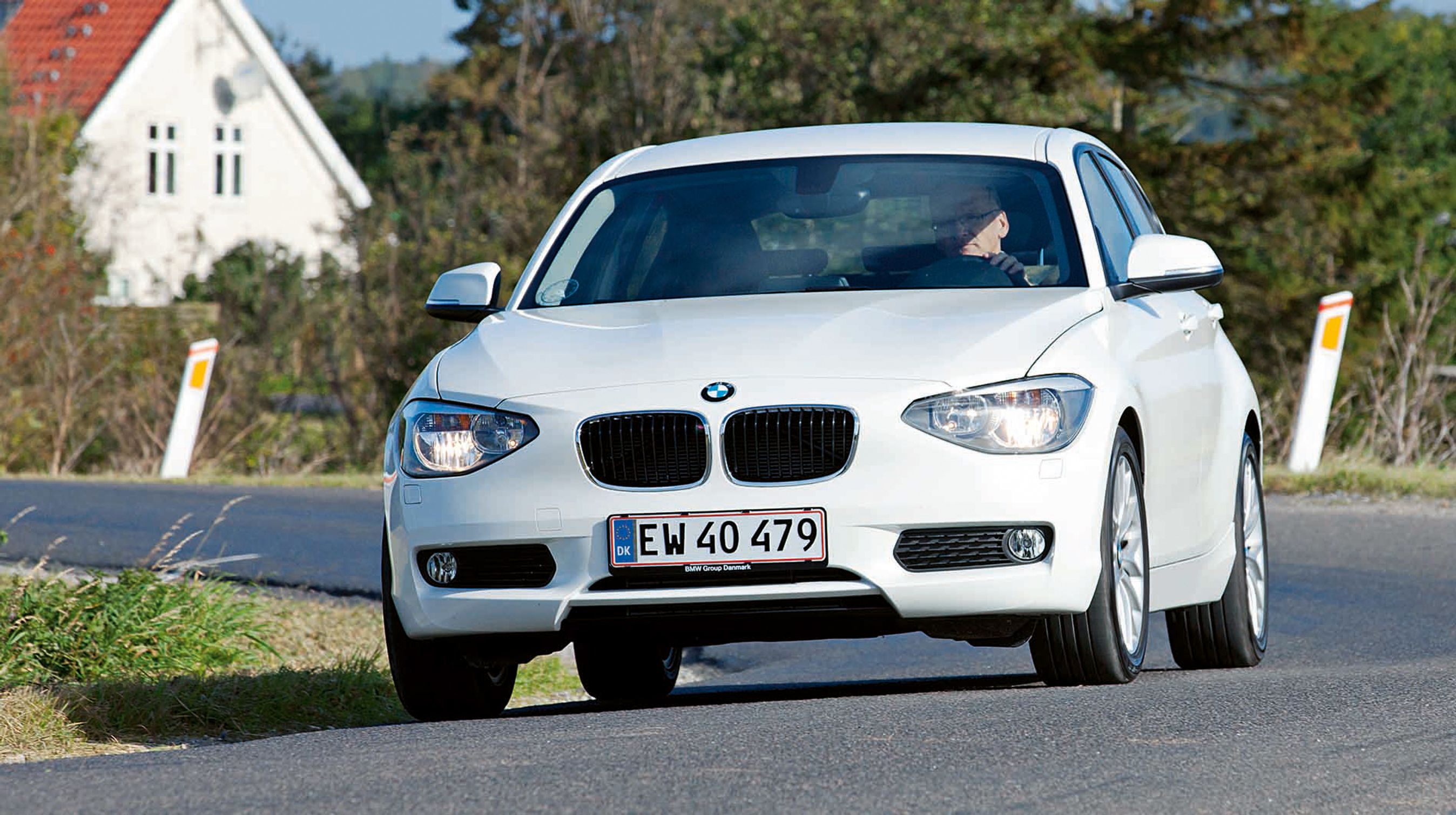 1-serien er glad for sving, men også for at køre ligeud. Den længere akselafstand har været med til at give bilen en behagelig ro på de længere stræk. Her er de standardmonterede dæk, der er bedre end de frækkere 18”-fælge.