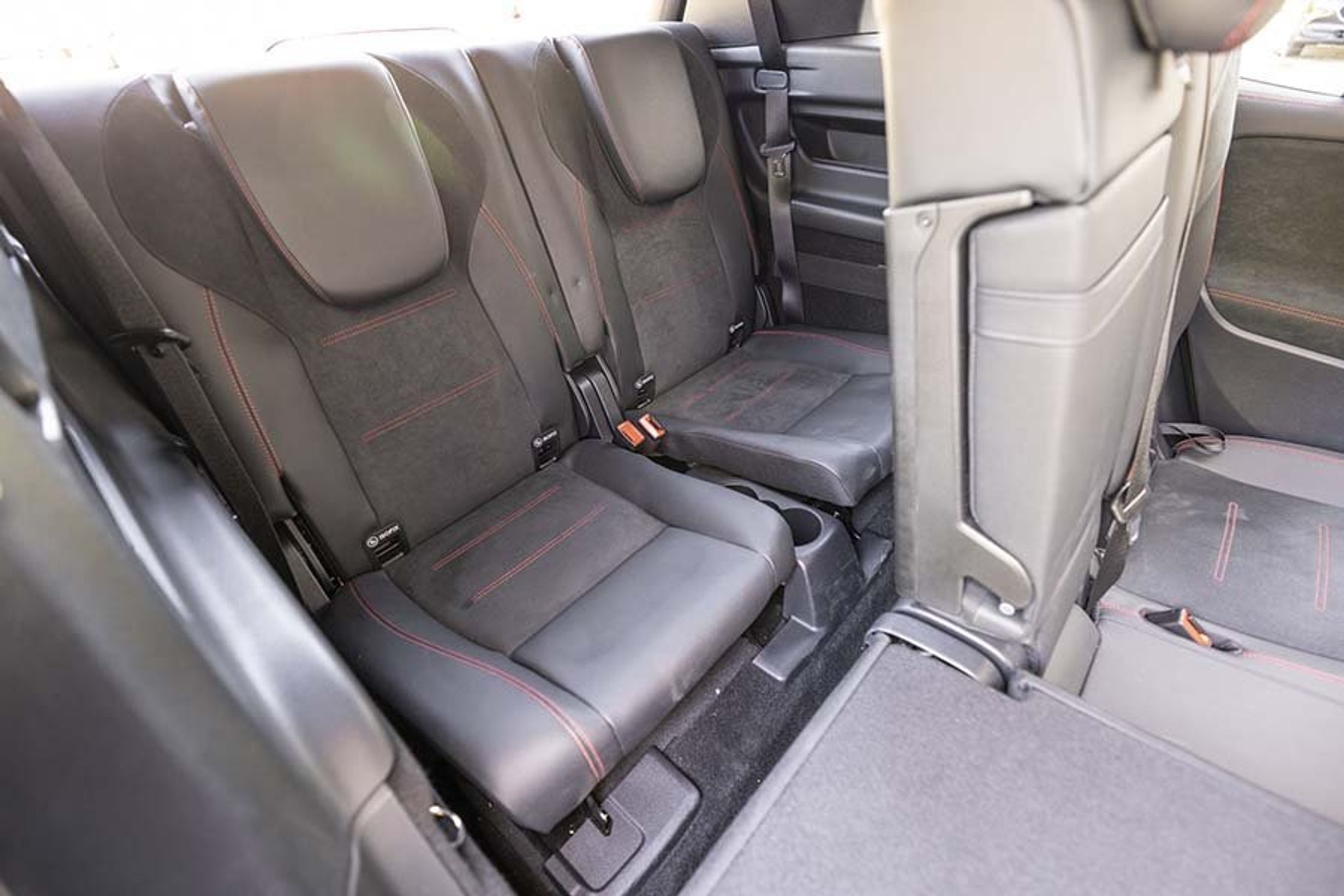 Der er yderligere to sæder på tredje sæderække.