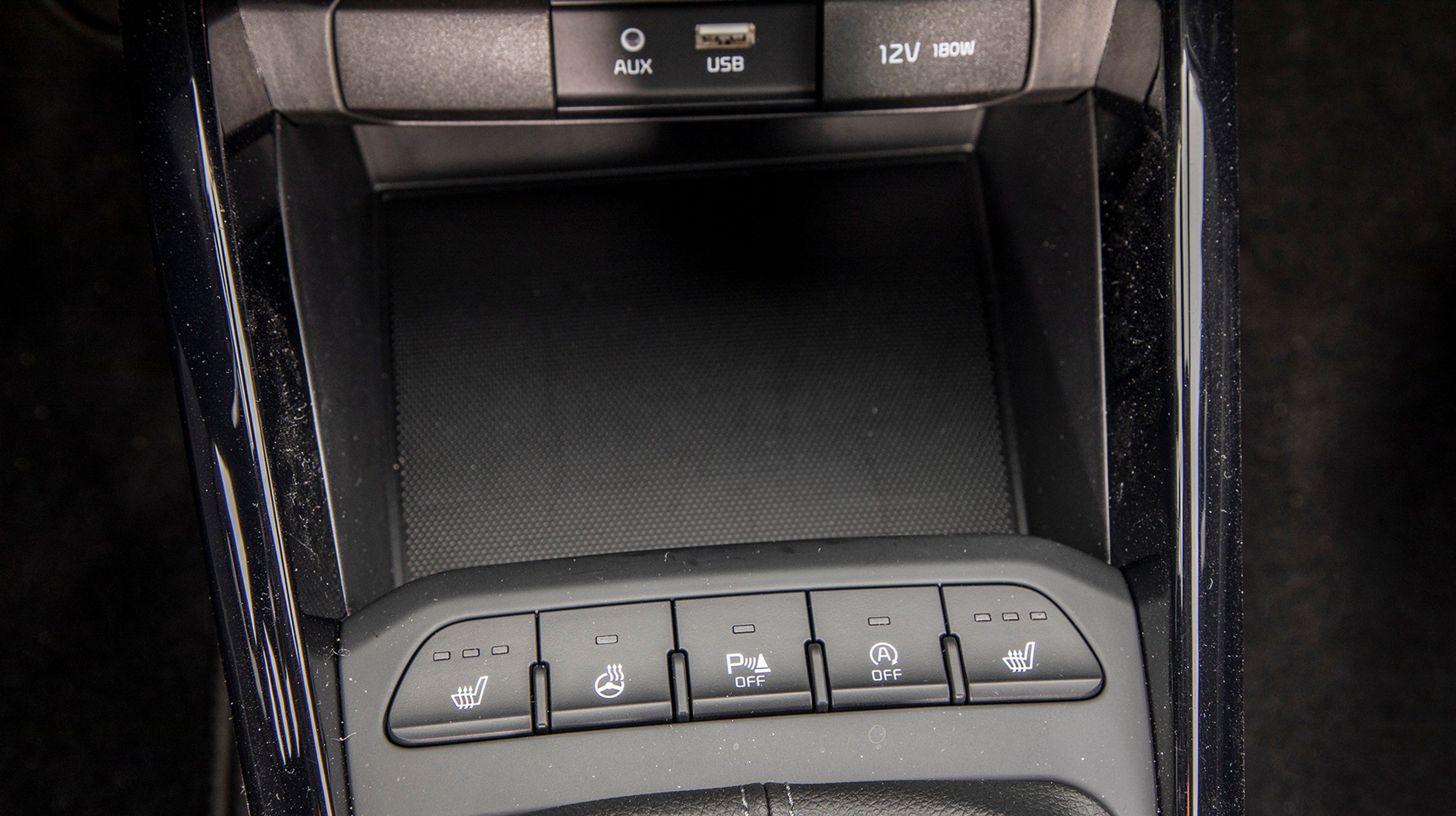 Man savner ikke fralægningsplads i Kia Stonic, hvor der er tænkt på både mobiltlf., kopholdere og andet, der gør køreturen rar.