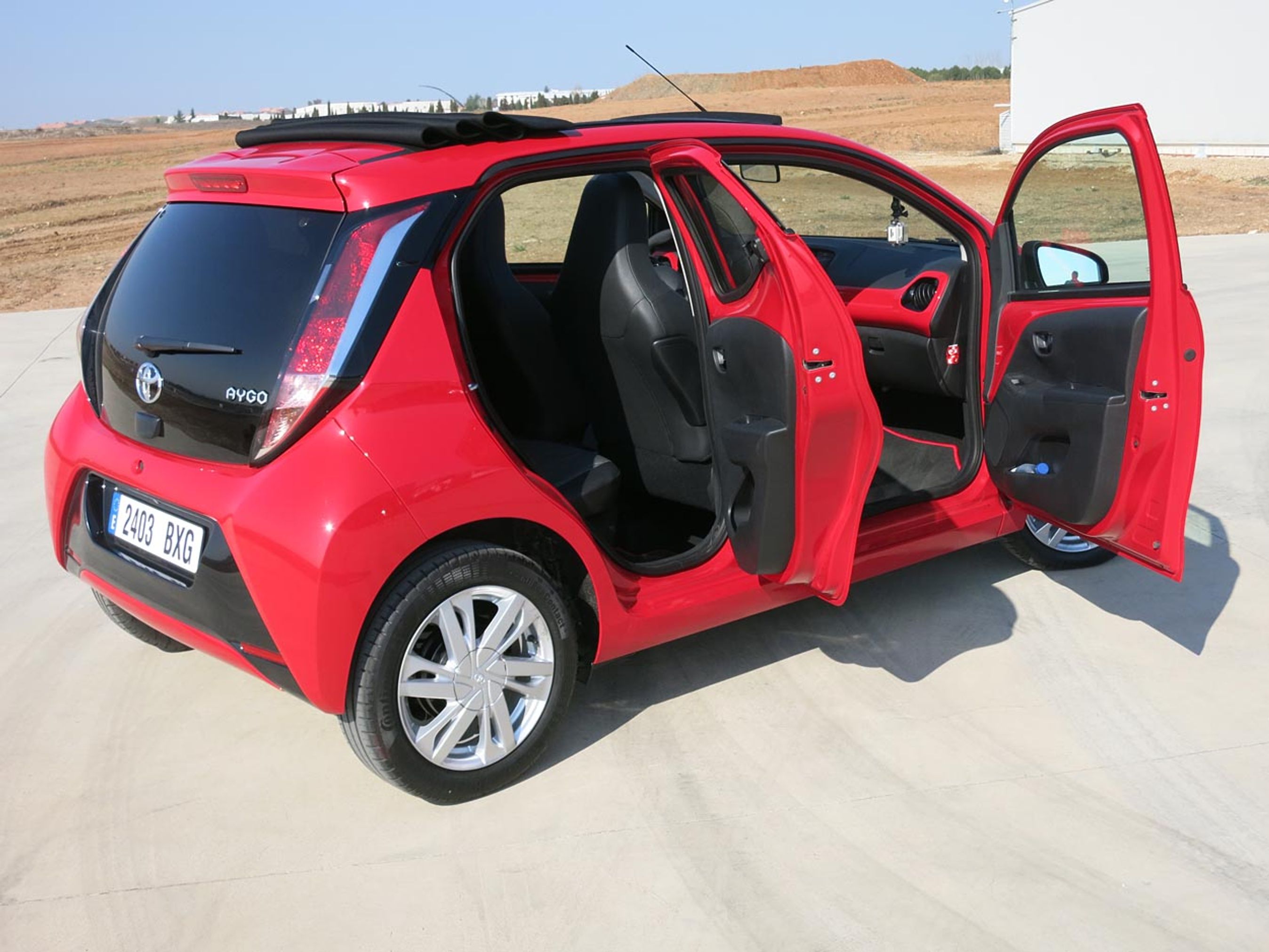 Toyota Aygo kommer både som tre- og femdørs. Her er det femdørsudgaven. Bagsædepladsen er ikke imponerende, og voksne har det ikke rigtig godt deromme. Men der er isofix-beslag til autostole.