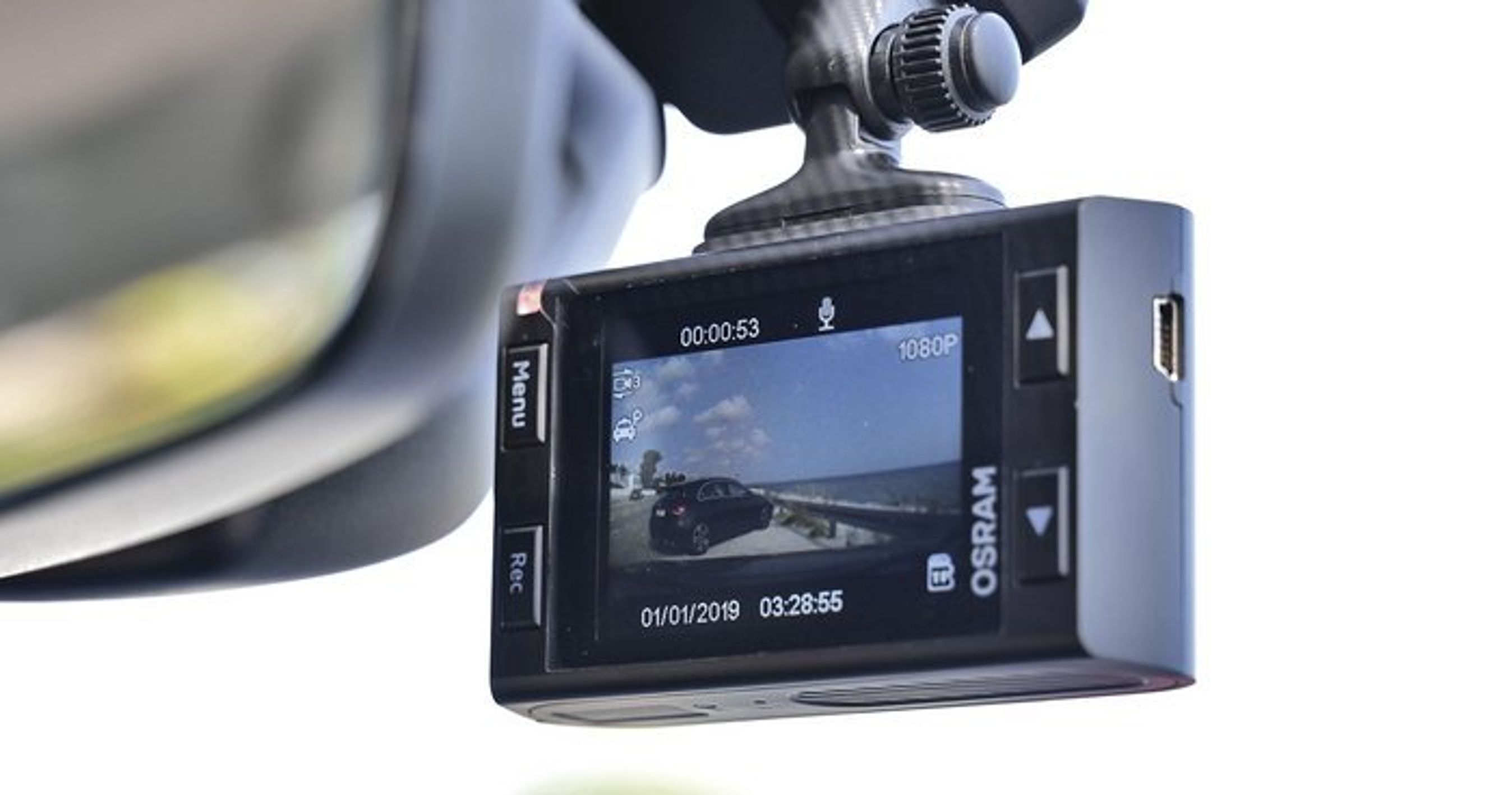 Dashcam monteret i rude på bil.