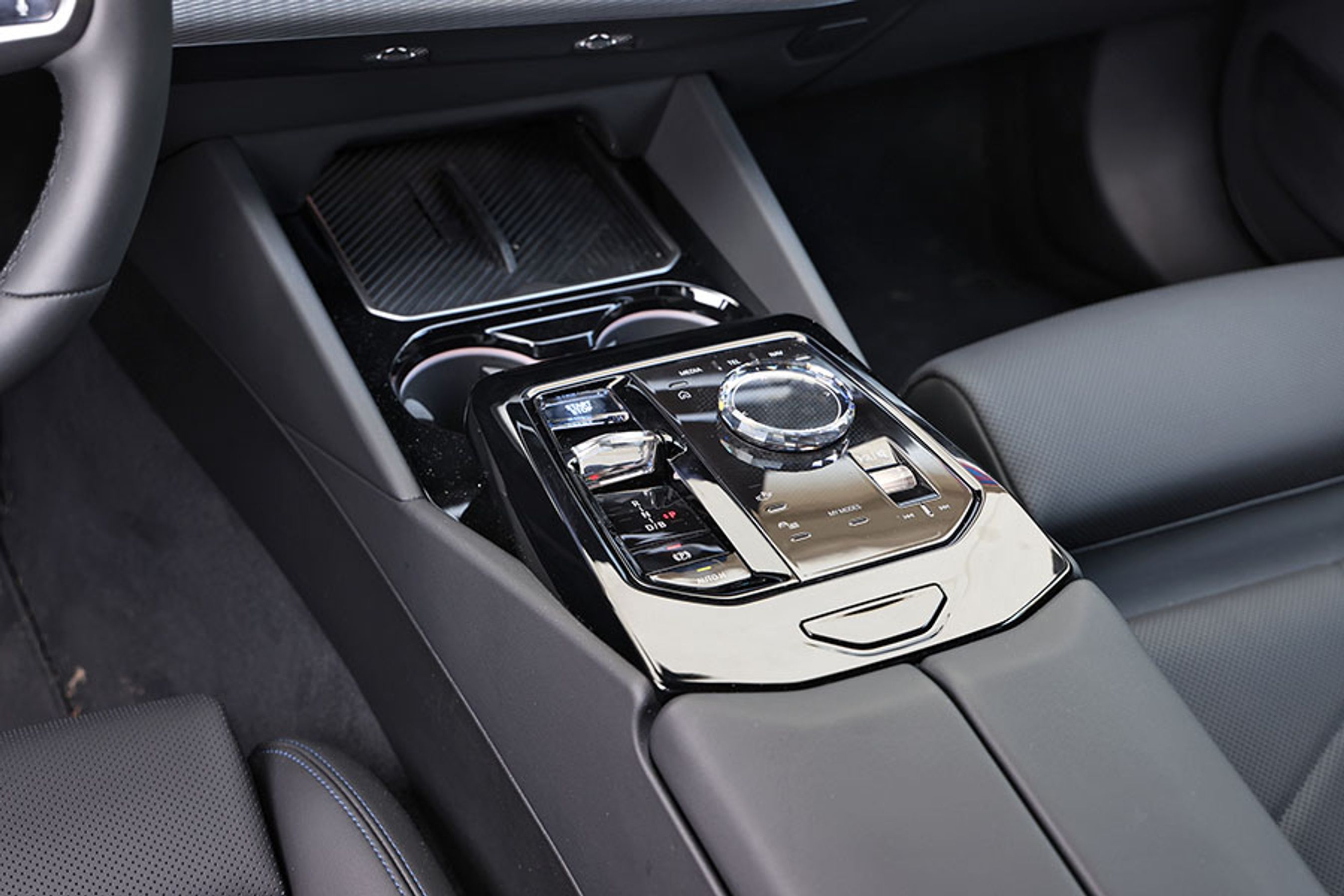 Der er fortsat genvejstaster omkring den store gennemsigtige knap (ekstraudstyr til 7.625 kr.) til betjening af skærmen. Gearvælgeren er placeret lige ved siden af, men start/stop-knappen skal du desværre bruge før og efter alle køreture. Du kan ikke bare sætte bilen i gear og køre.