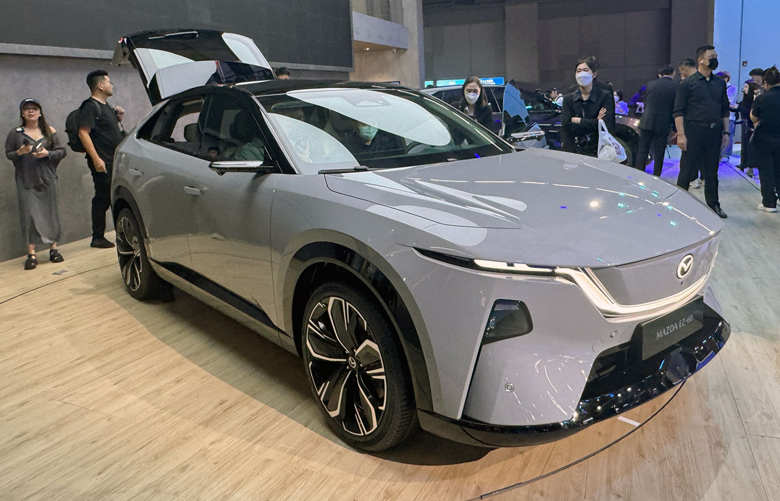 Mazda er klar med den store SUV, i Kina kaldet EZ-60. Når den kommer til Europa i begyndelsen af 2026 kunne navnet blive CX-6e.