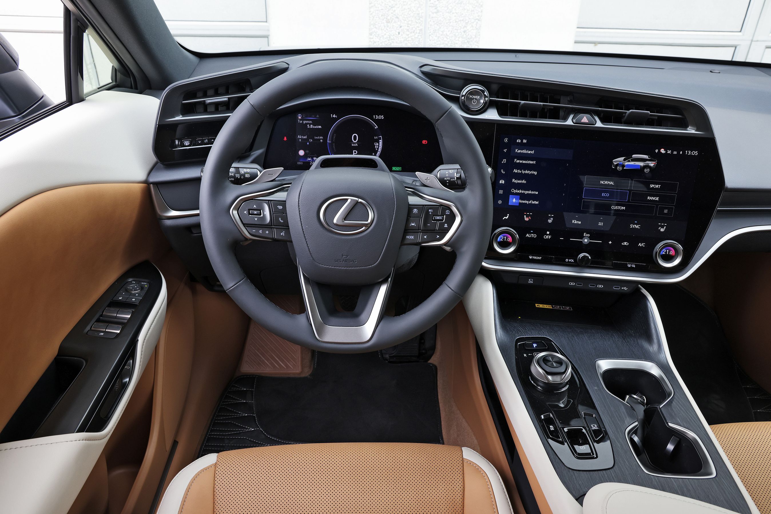 Førerpladsen i en Lexus RZ