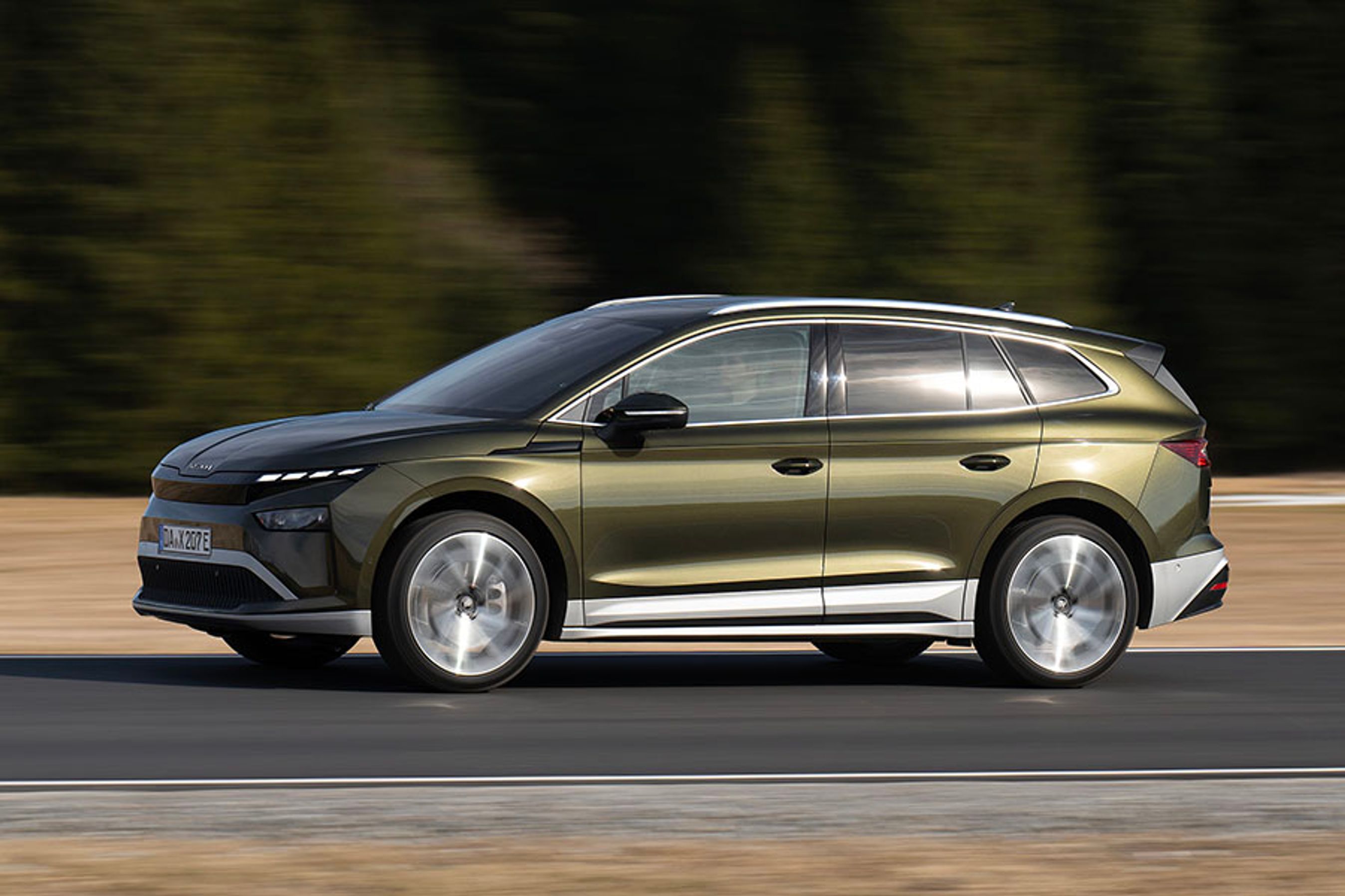 I grundudgaverne er der nu sølvfarvede plast-paneler under dørene og nederst i fronten og bagenden. Det giver bilen et eksklusivt ydre.