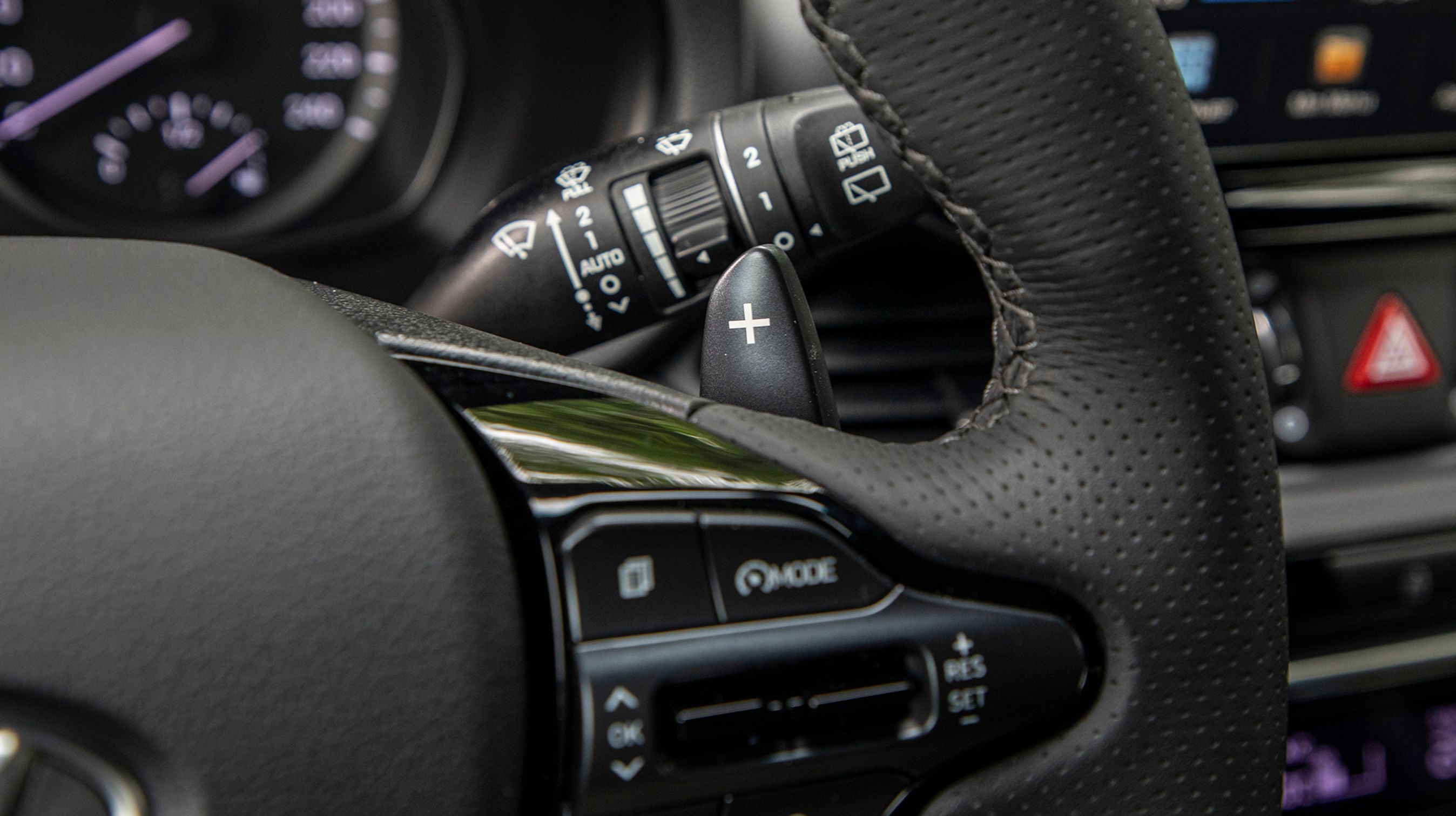 Gearskiftepaler bag rattet er en del af Performance-pakken, hvor du også får LED-forlygter, luftdyser til bagsædet, p-sensorer (for/bag) og sportssæder i dellæder og alcantara. 