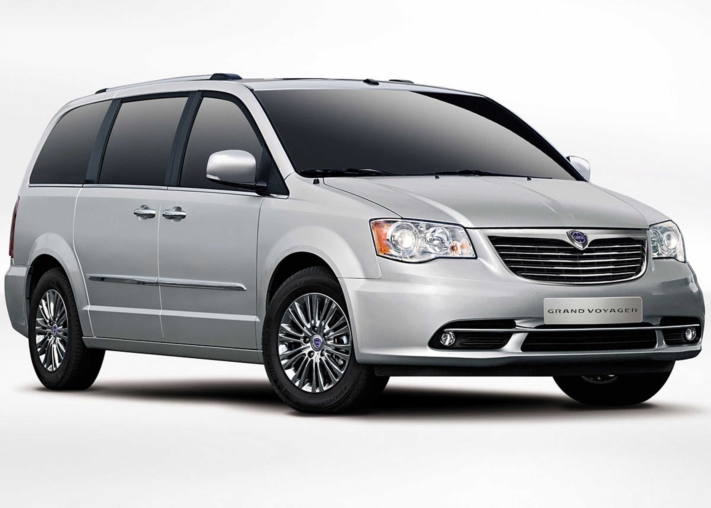 Det er svært at skjule, at Lancia Grand Voyager slet og ret er en Chrysler Grand Voyager.