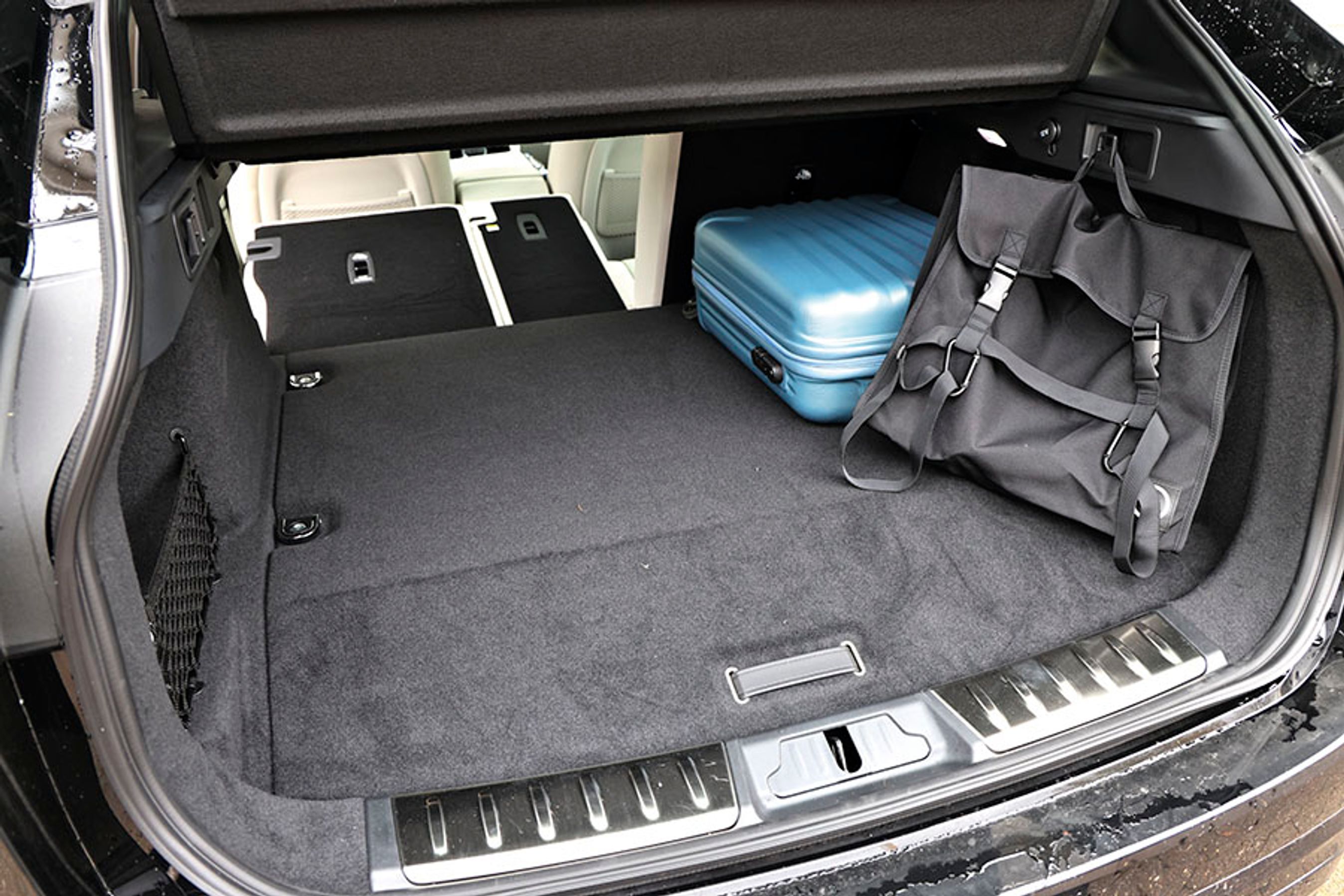 Bagagerummet er kun på 354 liter. Årsagen er, at batteriet stjæler meget plads i bagagerummet i plugin-hybriden..