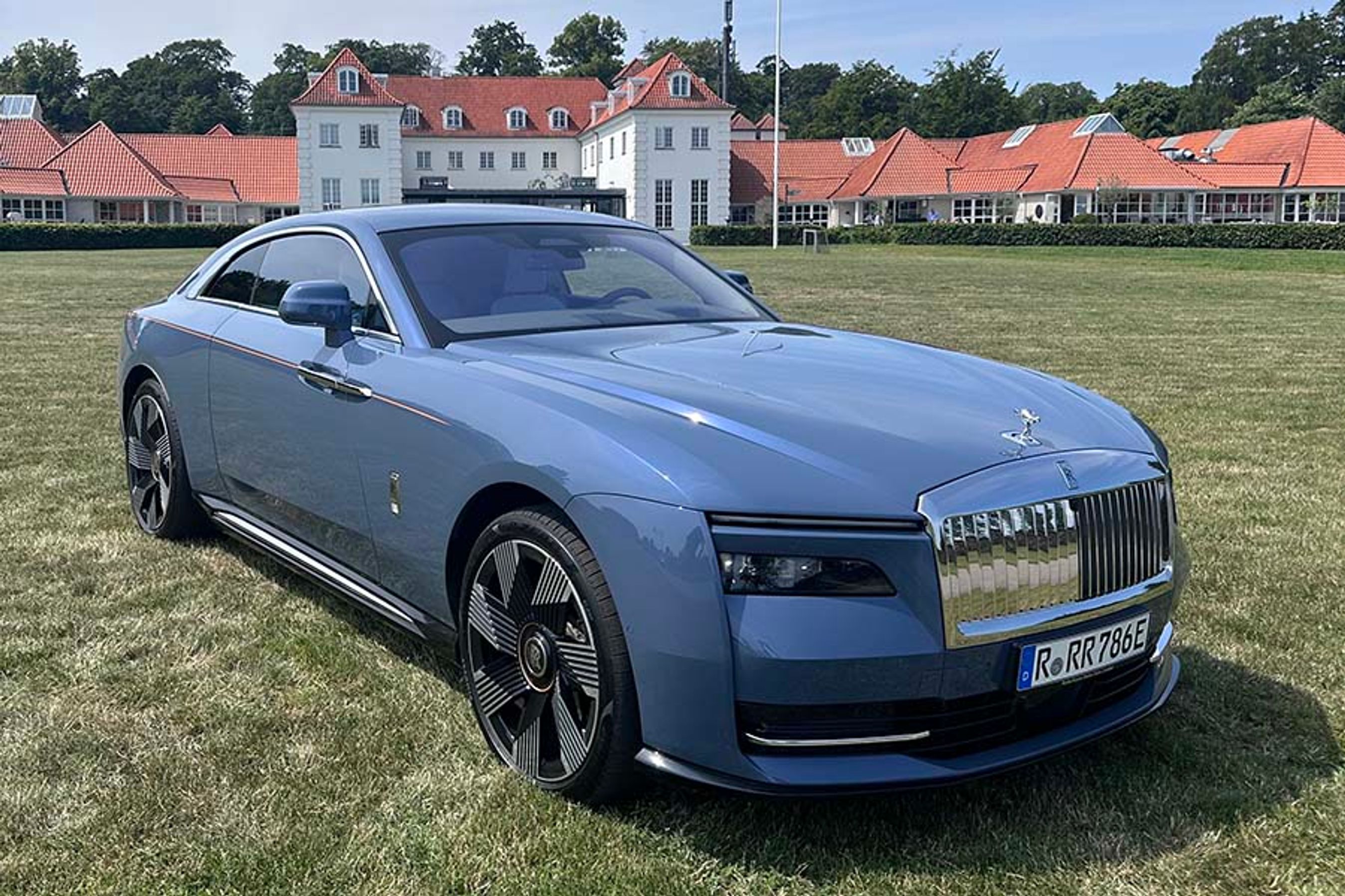 Det er den hidtil bredeste grill på en Rolls-Royce, der pryder denne elektriske Spectre. Grillen er dog udformet, så den giver mindst mulig luftmodstand, og samlet set er Spectre en ganske aerodynamisk elbil.