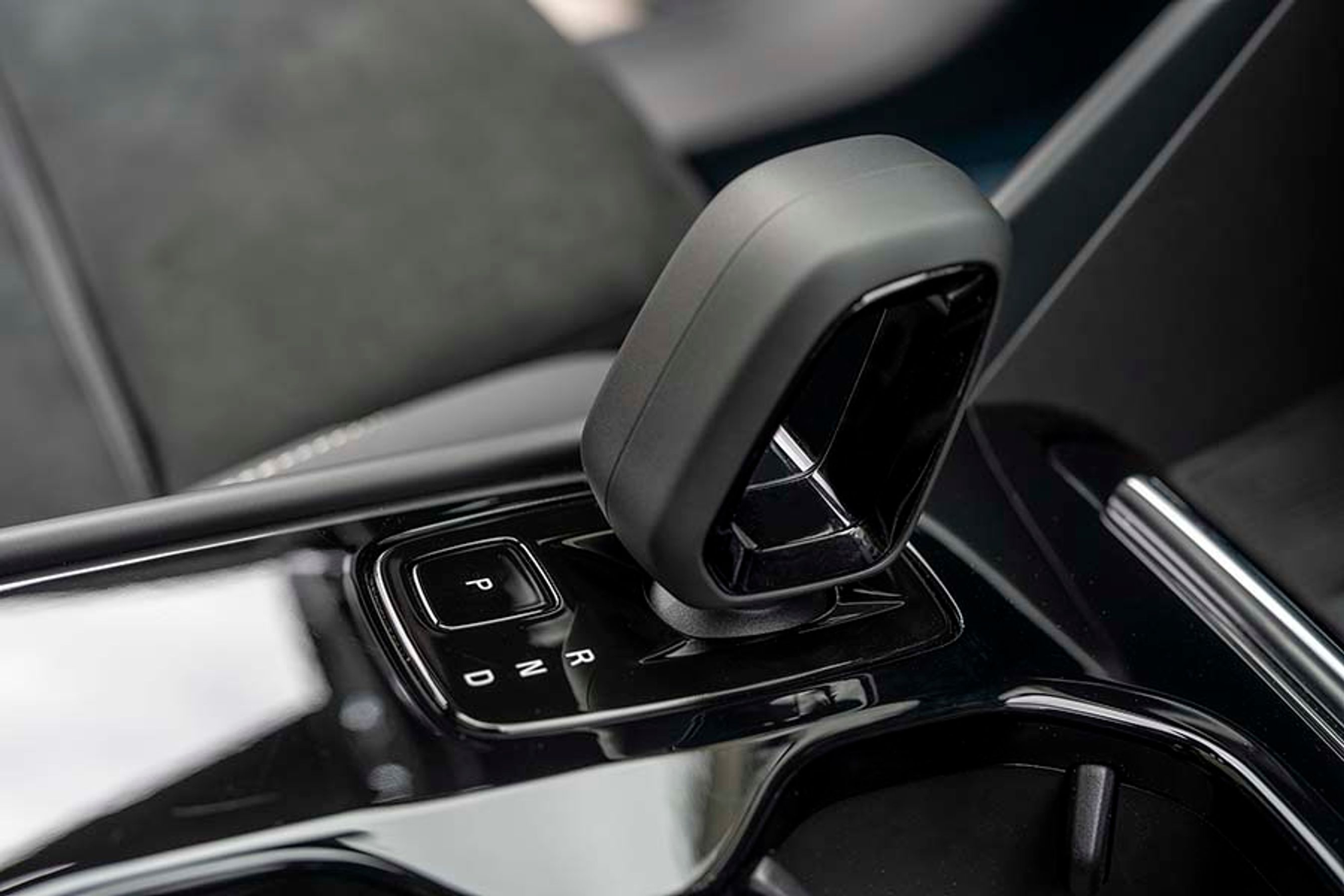 Gearvælgeren er helt elektronisk, og skal blot vippes en enkelt gang frem eller tilbage for valg af kørselsretning. P-bremsen er erstattet af en P-knap.