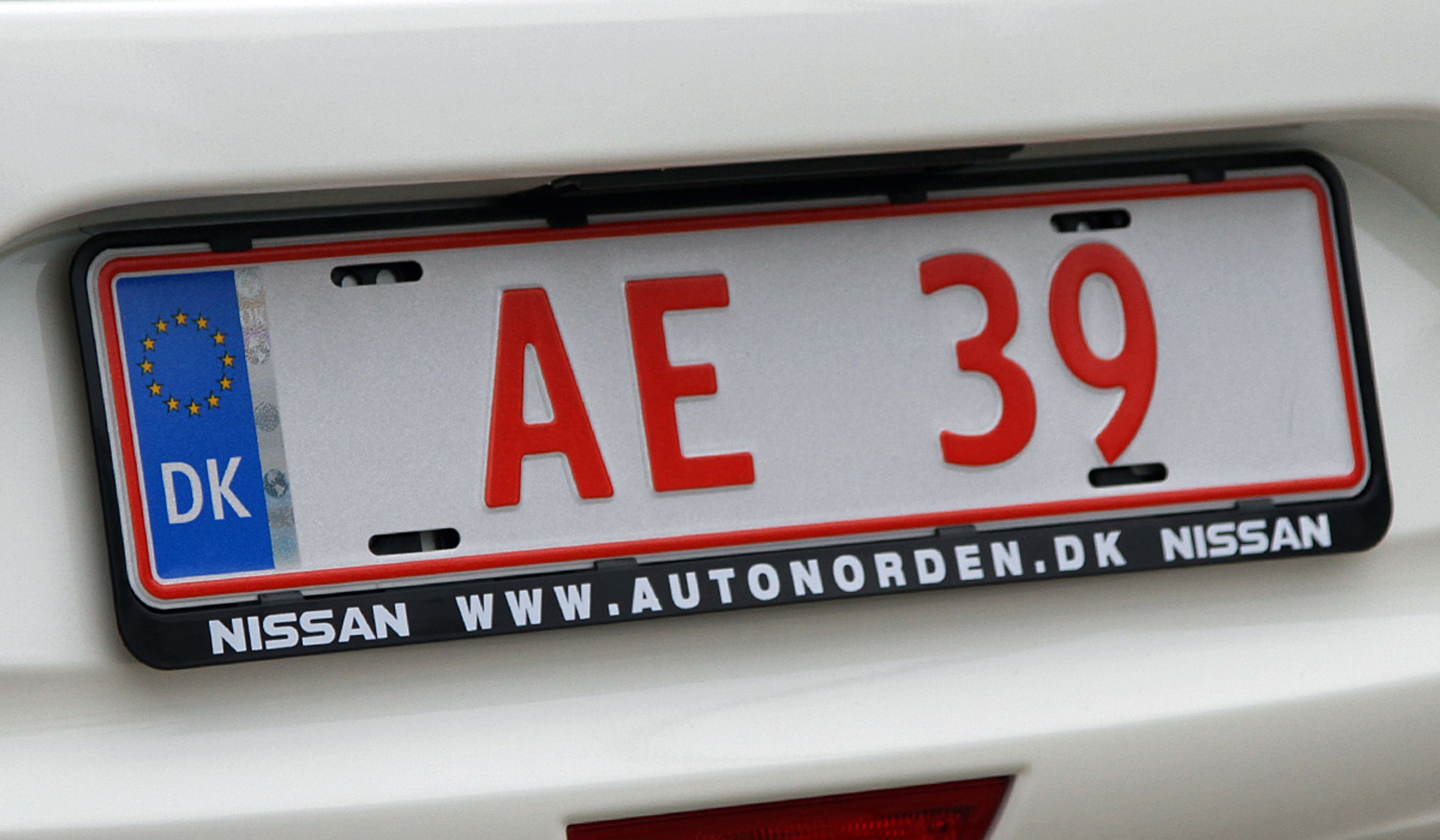 Ny prøvenummerplade: to bogstaver, to cifre, helt i rødt.