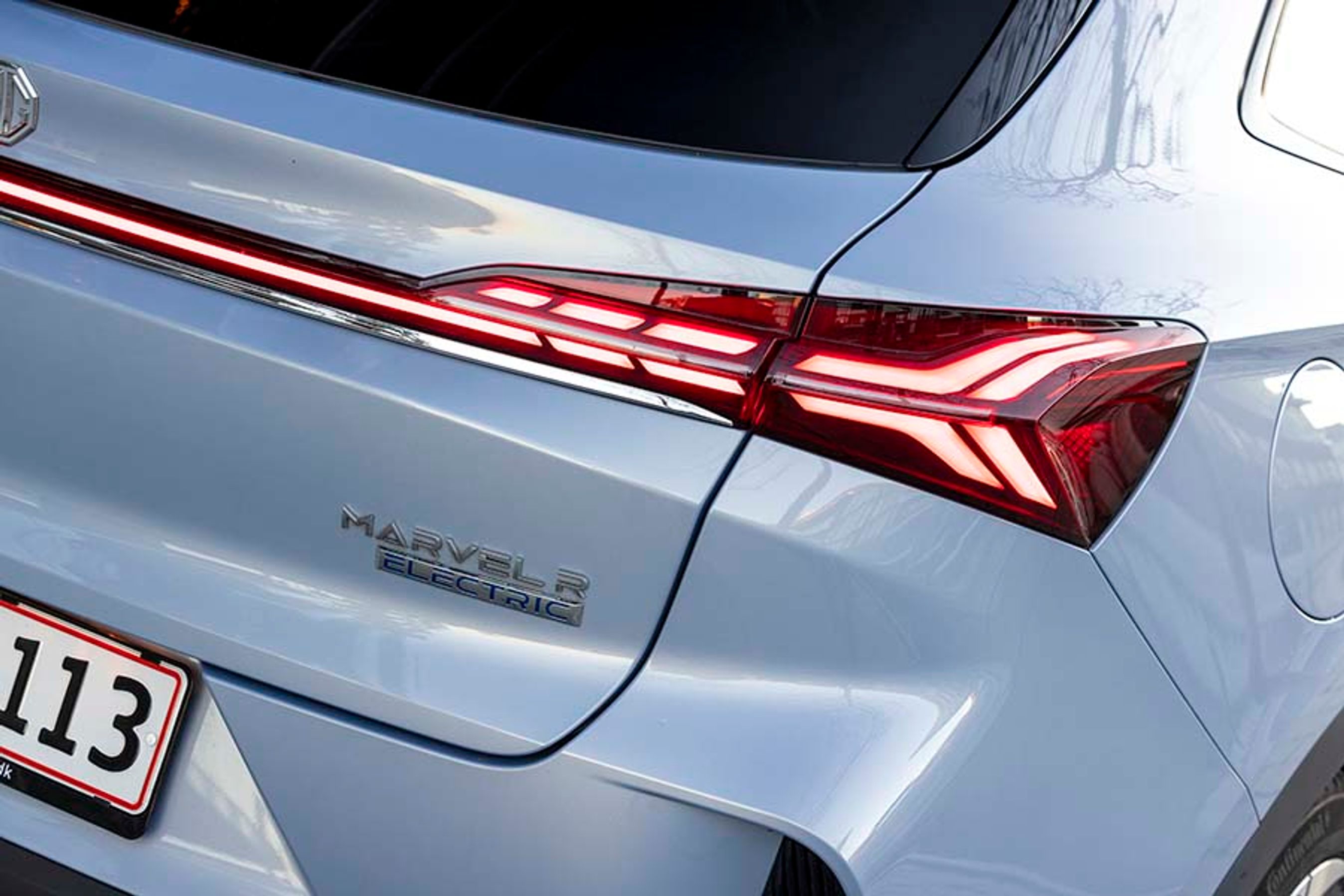 LED-baglygterne går i et bånd på tværs af bilen.